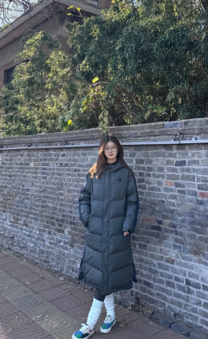 Adidas 阿迪達斯 三條槓保暖專櫃長款落肩款羽絨服
明星同款阿迪羽絨服 adidas 休閒舒適保暖長款羽絨服 男女同款  面料採用原版定制防水防靜電布料 內里採用尼龍雙層封禁設計 過膝長款設計超級保暖 分區填充300克標準80白鴨絨 蓬松度超好 輕便不厚重 拉鍊帶有定制logo 袖子側邊經典三條槓 內里配備口袋 胸前刺繡硅膠小標 清晰立體又飽滿 袖口鬆緊設計更加防風保暖 下擺按扣設計可隨意調節 方便戶外行動 寬松的版型不挑人 穿上就是行走的棉被 絲毫不懼寒冬 
L SIZE:S-XL