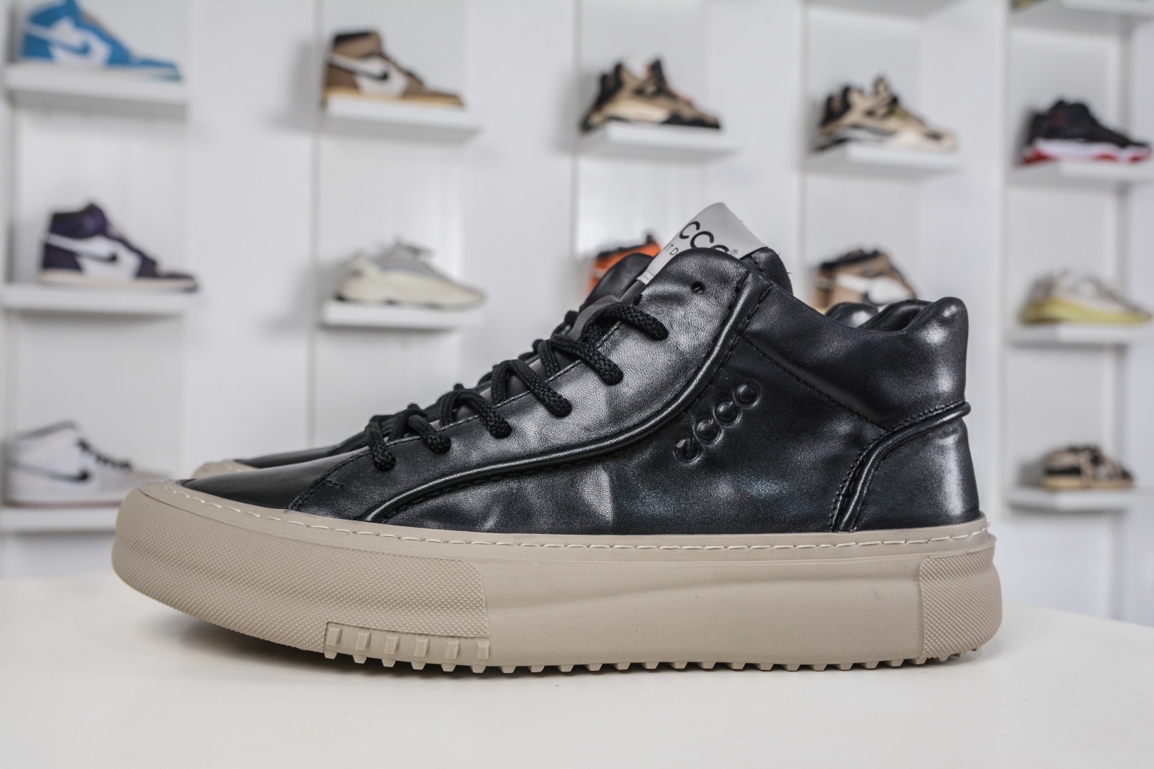 ECCO愛步男鞋中高幫熱門款 厚底增高潮酷板鞋 街頭時尚 休閒百搭 意趣出街 玩轉城市 
碼數：38 39 40 41 42 43 44（皮鞋碼）