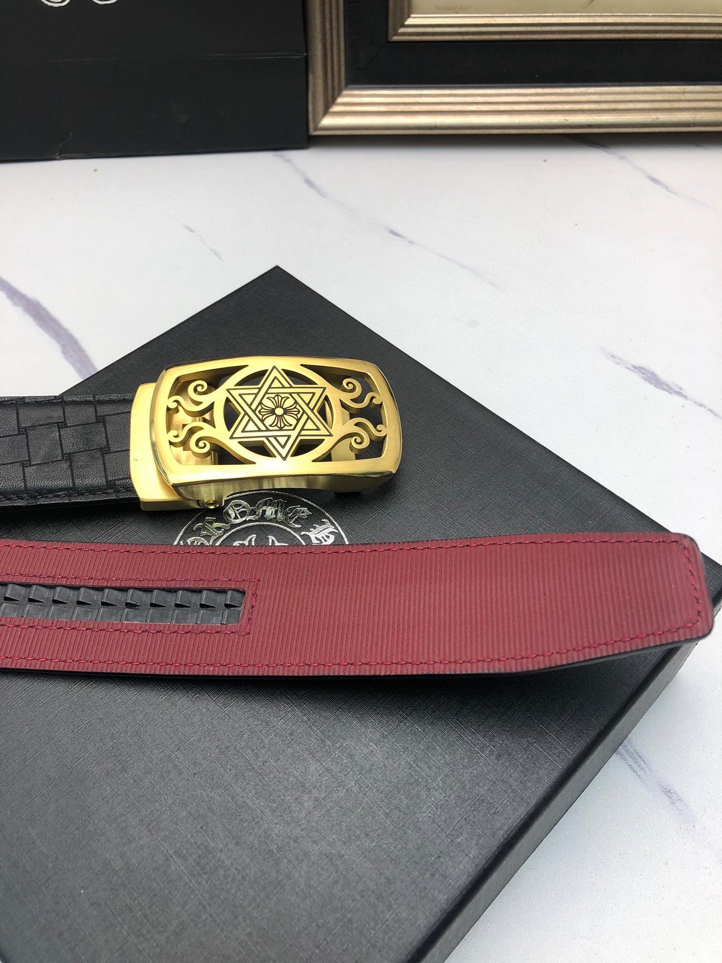 克羅星：原單頭層牛皮燙印花紋面，內襯頭層小牛皮底，搭配原單自動扣，可裁剪的自動帶，此款腰帶面雙採用意大利原定廠制進口牛皮帶身 ，對專版櫃足寬3.5