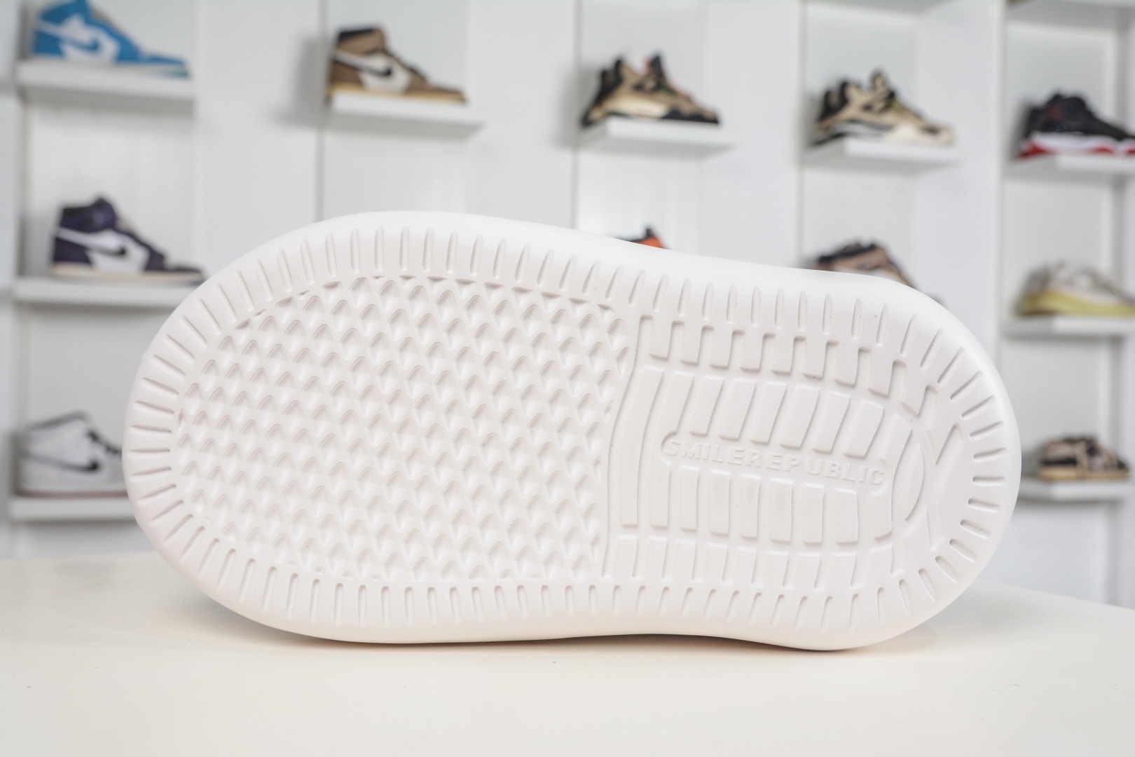 𝐒𝐦𝐢𝐥𝐞𝐫𝐞𝐩𝐮𝐛𝐥𝐢𝐜 SMI 開口笑麵包鞋系列 軟fufu的帆布鞋面透氣不悶腳，暴走一天也不累。5cm的雲朵厚底，悄悄拉長腿部線條，小個子秒變九頭身比例，視覺增高又完全不笨重。
尺碼：35 36 37 38 39 40 41 42 43 44