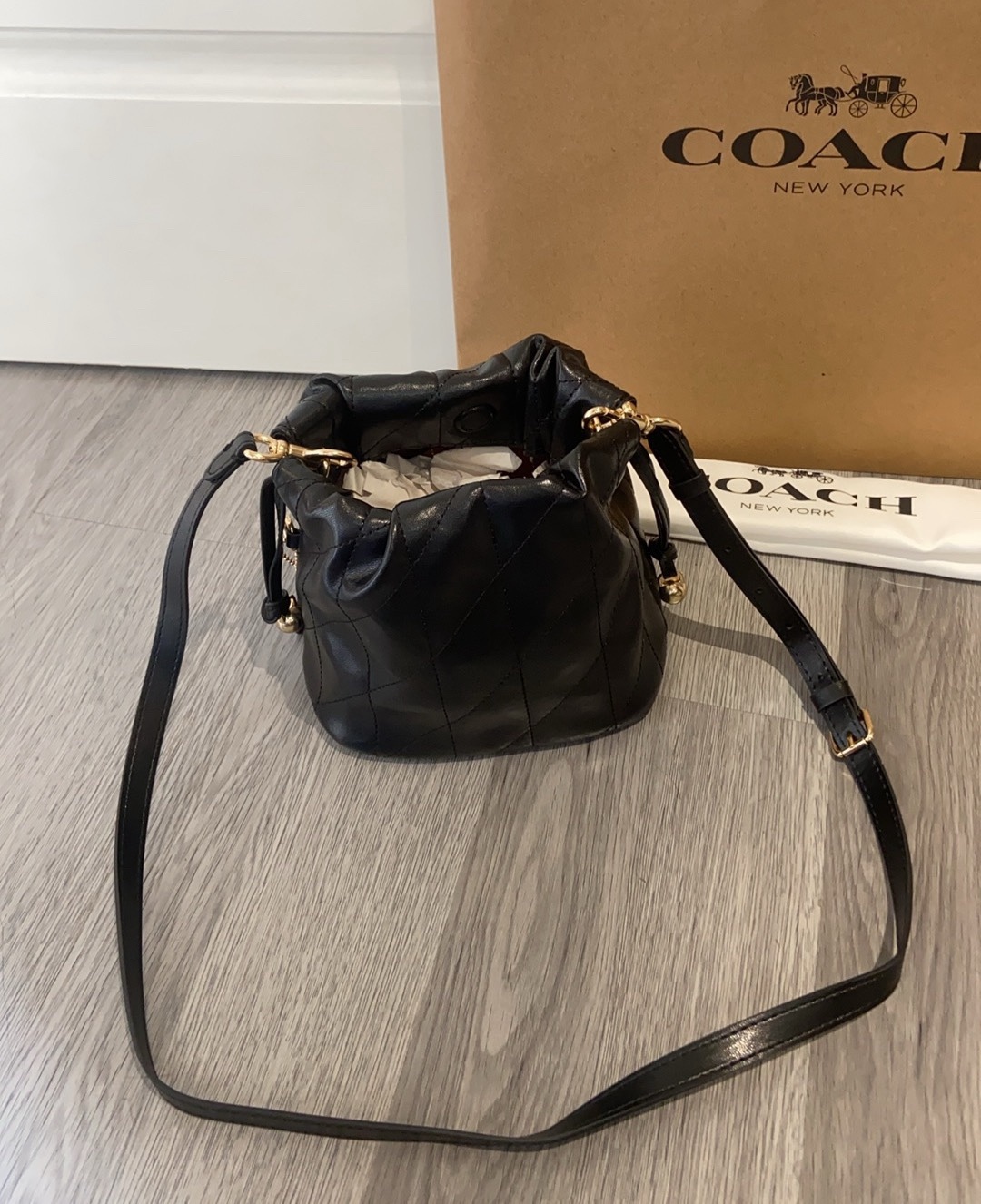 新品 CDB69迷你Faye雲朵包太精緻了 新款迷你Faye雲朵包太精緻太可愛了黑色小羊皮絎縫設計妥妥的風搭配這個冬天不失美麗 
尺寸16-17-13