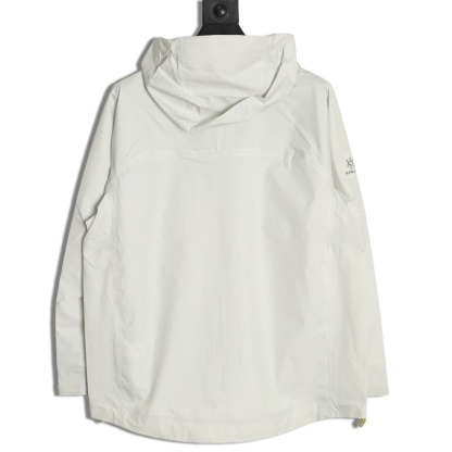 🔝KAILAS 凱樂石 博格達系列 輕量防風防水戶外徒步登山衝鋒衣 
  防水防風透氣防紫外線
 -輔料：原版拆解開發，一比一定制的小標，領標，水洗，吊牌，五金等等。

- FILTERTEC 3L面料：採用凱樂石自主研發的FILTERTEC 3L面料，由外層40D尼龍、中層ePTFE納米微孔膜、內層親膚處理工藝構成，防水指數20000mm，透氣指數20000g/㎡/24h，可抵御暴雨級降水和7級強風，同時快速排出汗氣，避免悶熱。

- 全壓膠工藝：整衣接縫處採用全壓膠工藝，有效防止水分從接