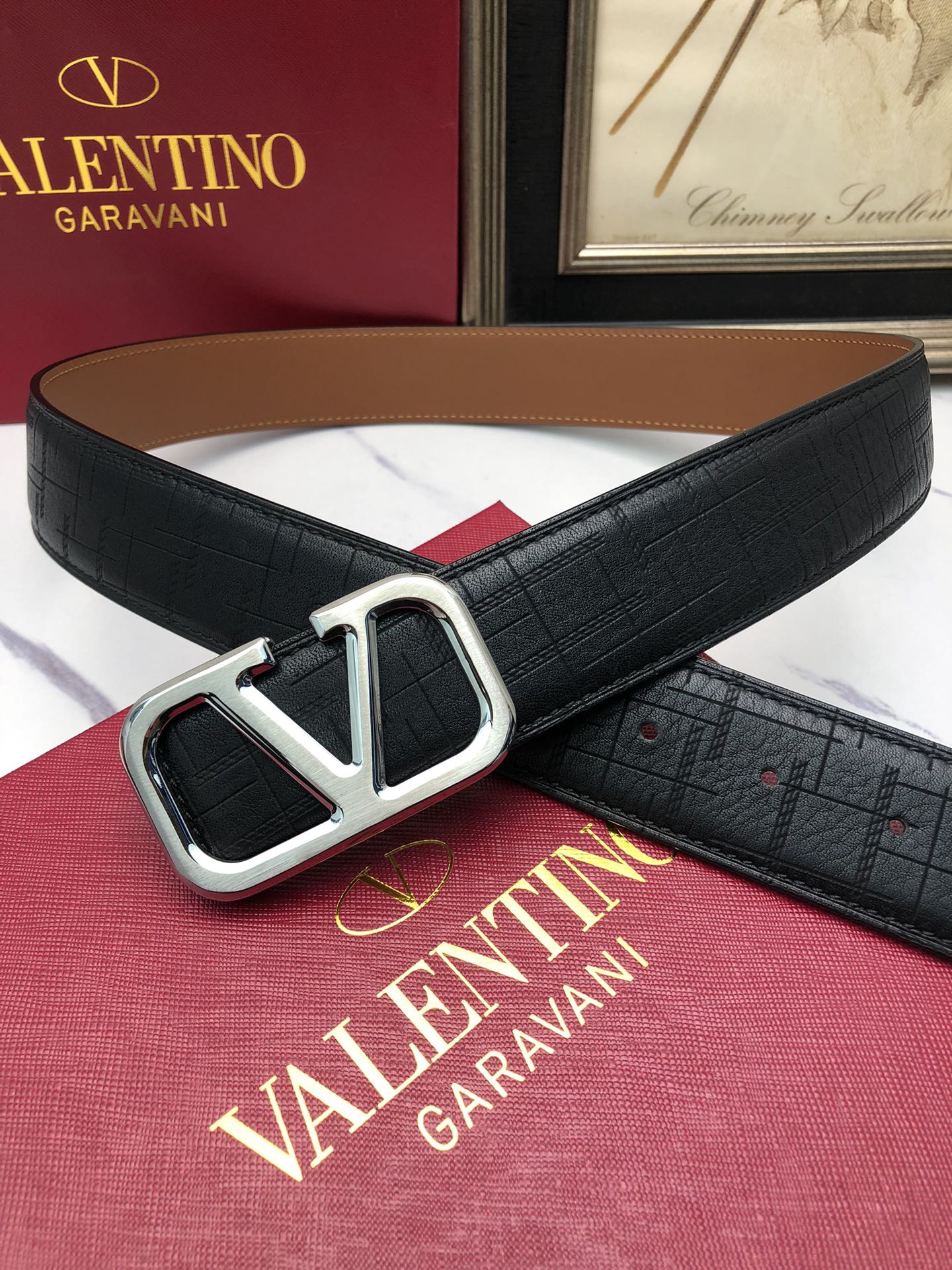 華倫天奴：原單頭層小牛皮燙印花紋，內襯平紋牛皮底，營造織紋外觀。飾以標誌原單扣。專櫃寬度4.0