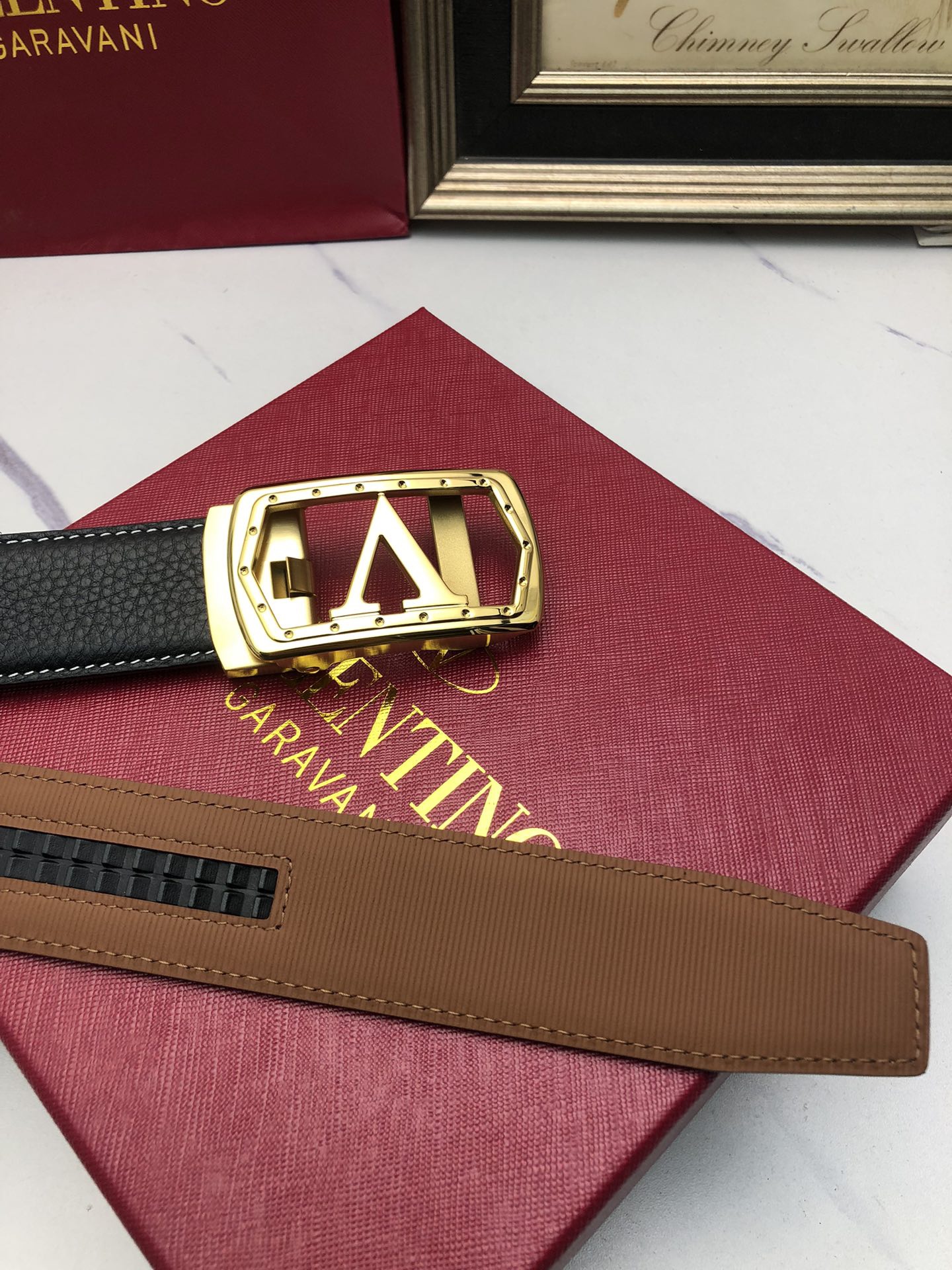 華倫天奴：原單頭層牛皮荔枝紋面，內襯頭層小牛皮底，搭配原單自動扣，可裁剪的自動帶，此款腰帶面雙採用意大利原定廠制進口牛皮帶身 ，對專版櫃足寬3.5