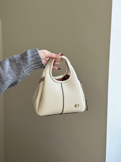 Coach新款首發🔥Lana19 mini號
尺寸：19✖️17cm
精緻小巧，簡約時尚
可手拎，可斜挎 ☑️小號 奶白色
尺寸：19✖️17cm