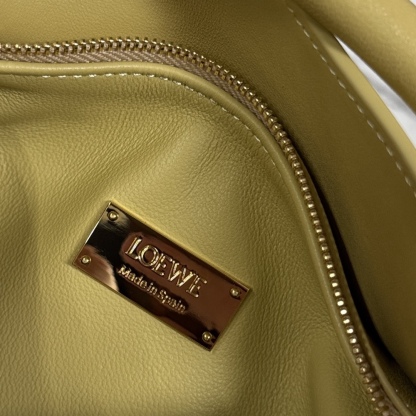 LO℮w℮🌟新款 迷你納帕羊皮革 Featherlight Puzzle 手袋 以別具一格的幾何線條勾勒長方體造型。柔軟輕盈的納帕皮革為手袋注入隨性慵懶的風格。可肩背、斜挎或手提
可拆卸可調節肩帶，飾有旋轉卡扣*拉鍊開合，鉸接式拉鍊頭 一個外部拉鍊後袋，一個內部插袋*可拆卸 LOE**WE 燙金或燙銀標籤，飾有隱秘口袋和氣球骰子*長方形金屬腳釘 納帕羊皮革襯里 Anagram 壓紋、飾牌內部鐫刻 LOE**WE.
型號：062511
size:17.5*7.5*12.5CM（配全套包裝）