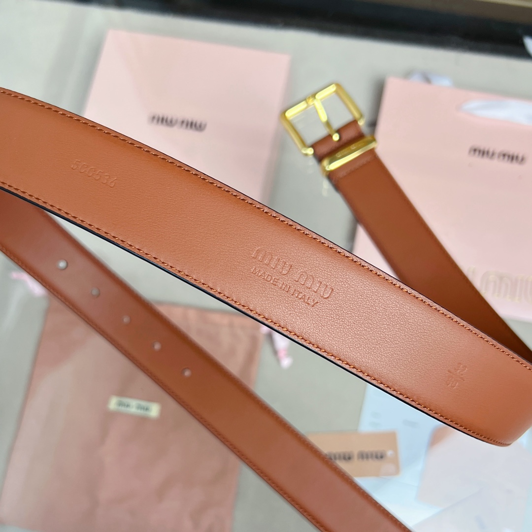 這款皮革腰帶設計簡約而優雅，腰帶環伴以Miu Miu徽標。雙面進口小牛皮 金屬搭扣 腰帶環飾激光雕刻徽標
寬度: 3.5cm
