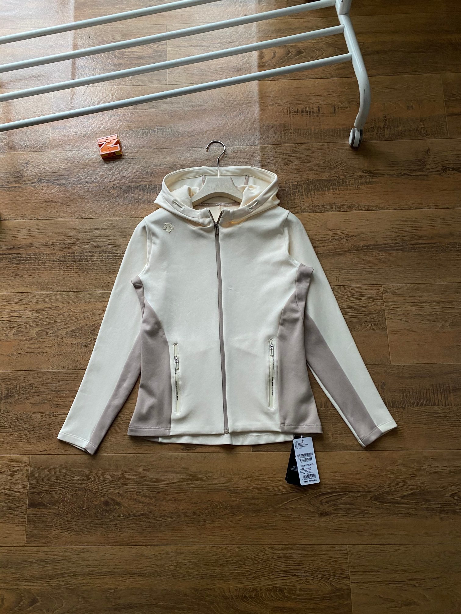 DST女款拼接連帽開衫春秋外套 新款女外套DESCENTE迪桑特空氣層面料輕盈柔軟舒適女士針織運動外套 採用空氣層面料製成的針織運動外套。色澤柔和溫暖，觸感輕柔順。腋下兩側拼色撞色搭配，時尚大氣版型舒適，搭配卡其拉鍊細節，更添女性化氣息。 面料:聚酯纖維84.1%氨綸15.9% 柔軟/彈性/舒適 常規合身款/運動休閒 柔舒軟適不失感質，青春時髦的氣質蔓延開來！初秋需要的時尚質感保暖！一件很很牛贊！很帥！顏高值單品！原原廠單！三標齊全品！質巨棒！
顏色：如圖
