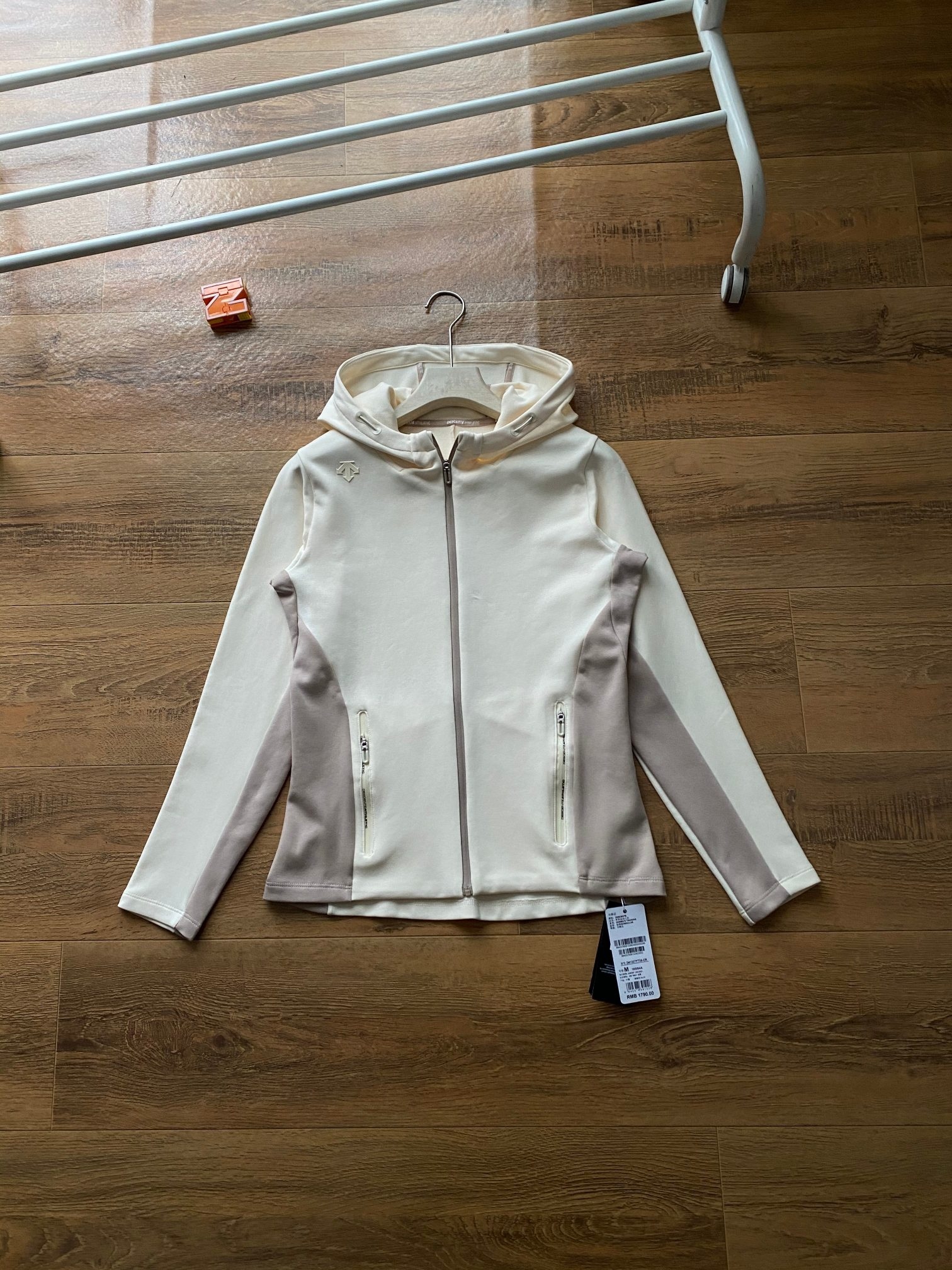 DST女款拼接連帽開衫春秋外套 新款女外套DESCENTE迪桑特空氣層面料輕盈柔軟舒適女士針織運動外套 採用空氣層面料製成的針織運動外套。色澤柔和溫暖，觸感輕柔順。腋下兩側拼色撞色搭配，時尚大氣版型舒適，搭配卡其拉鍊細節，更添女性化氣息。 面料:聚酯纖維84.1%氨綸15.9% 柔軟/彈性/舒適 常規合身款/運動休閒 柔舒軟適不失感質，青春時髦的氣質蔓延開來！初秋需要的時尚質感保暖！一件很很牛贊！很帥！顏高值單品！原原廠單！三標齊全品！質巨棒！
顏色：如圖
