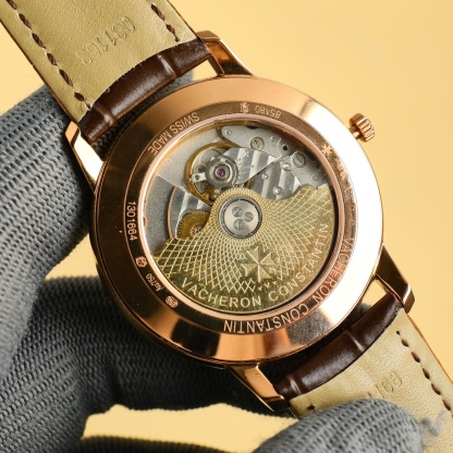 
最新款推薦   市場最高復刻 V4升級版本 江詩丹頓VC傳承系列85180腕表！
1⃣️【表殼】尺寸40MMX9MM，完美圓形的表殼，搭配微孤式表耳設計，使之更加貼合佩戴者的手腕。每一個成品殼套，都需經過MK嚴格的質量把控，方能還原正品獨特的質感。
2⃣️【機芯】9015鋼輪等部件均由MK制表師精工裝飾，自動擺陀更是鍍有18k金，最大限度呈現原裝精湛的工藝水平。
3⃣️【表鏡】前後兩片藍寶石玻璃鏡面，均有防眩暈鍍膜處理。
4⃣️【錶帶】雙層意大利小牛皮，搭配馬耳他十字針扣。