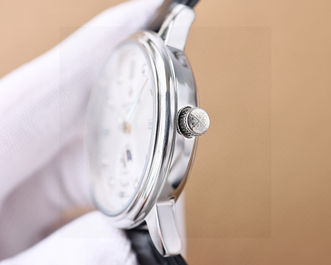 🌐🌐🌐百達翡麗Patek Philippe男士腕表🔥．腕表月相系列,秉持了百達翡麗的一貫傳統，更唯美的結合了6字位日曆與被表友熱捧的日月星相，無論是經典雋永的錶盤設計，還是以精鋼或玫瑰金雕鑿的炫酷多邊線條都不例外。更採用了瑞士ETA2824一6機芯 ，功能6字位日曆大月相，表徑40。藍寶石玻璃。意大利小牛皮。原裝針扣🔥AD出品 精品不斷🔥