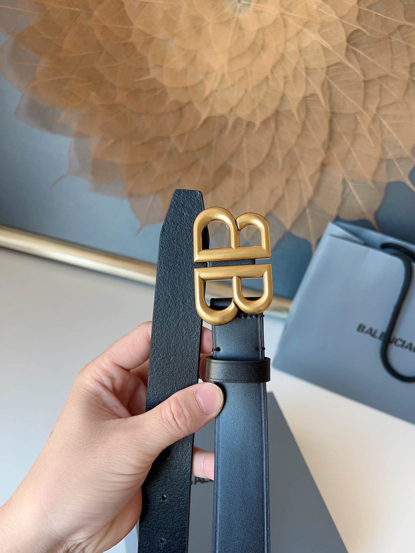 巴黎世家（Balenciaga）寬度3.0cm 是法國的奢侈品牌，作為時尚界最具影響力品牌之一的地位。設計師源於：都市時尚潮流獨特的設計風格，採用進口小牛皮製作；搭配純銅復古五金，使其更具魅力。值得擁有的百搭精品！