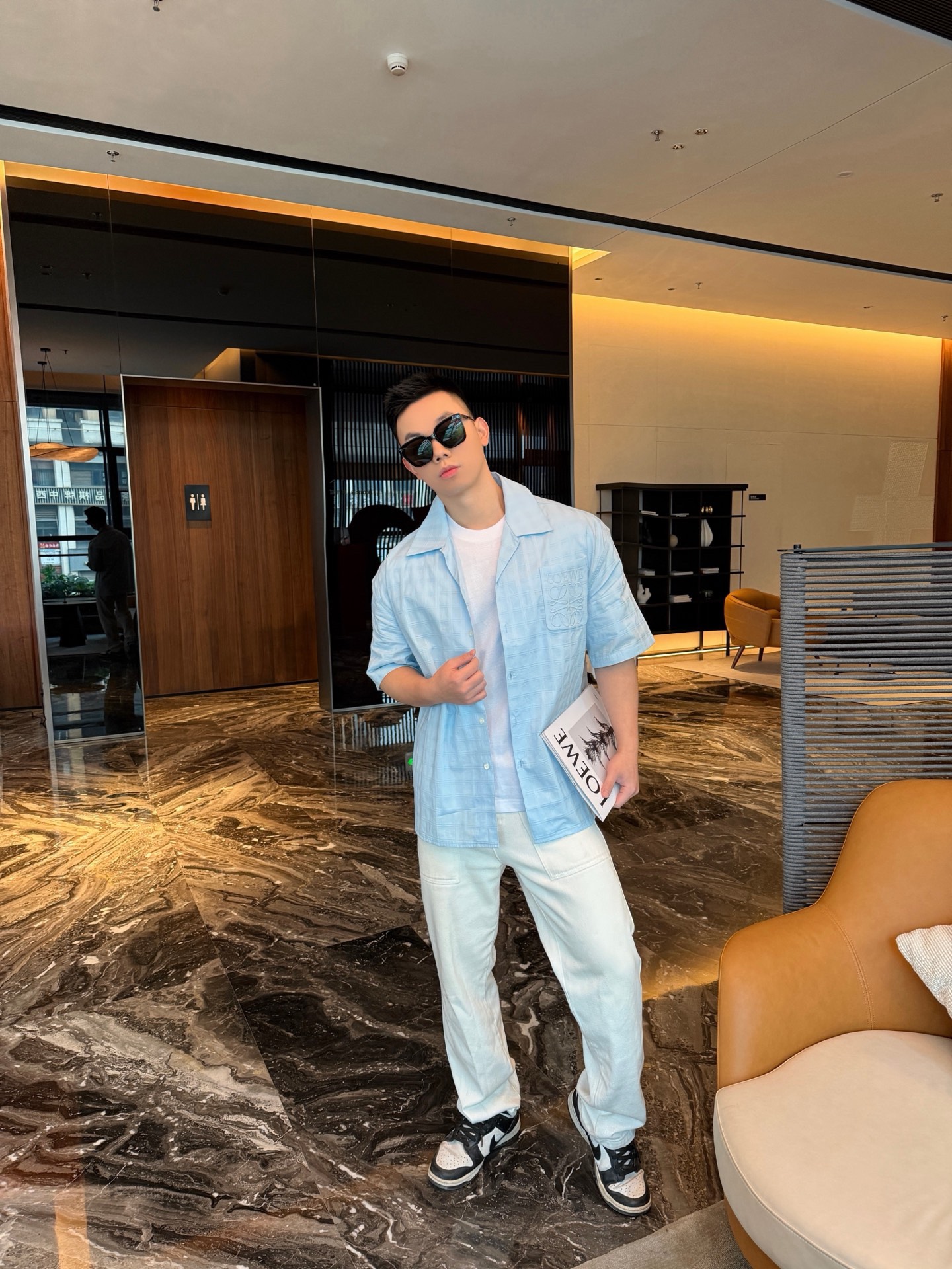 🔝LOEWE羅意威 Anagram 刺繡口袋格子短袖襯衫
定制雲紋高支提花格料，採用進口機刺繡工藝，精度高，線條流暢而細膩，紅外線定位裁床，通過紅外發射器和紅外接收器來實現對材料的精准定位，精度可達到微米級別，面料都經過砂洗，手感質感更佳，不易變形，不易縮水，不易褪色，保持長久的美觀，定制輔料，寬松版型
B Size：36 38 40 42