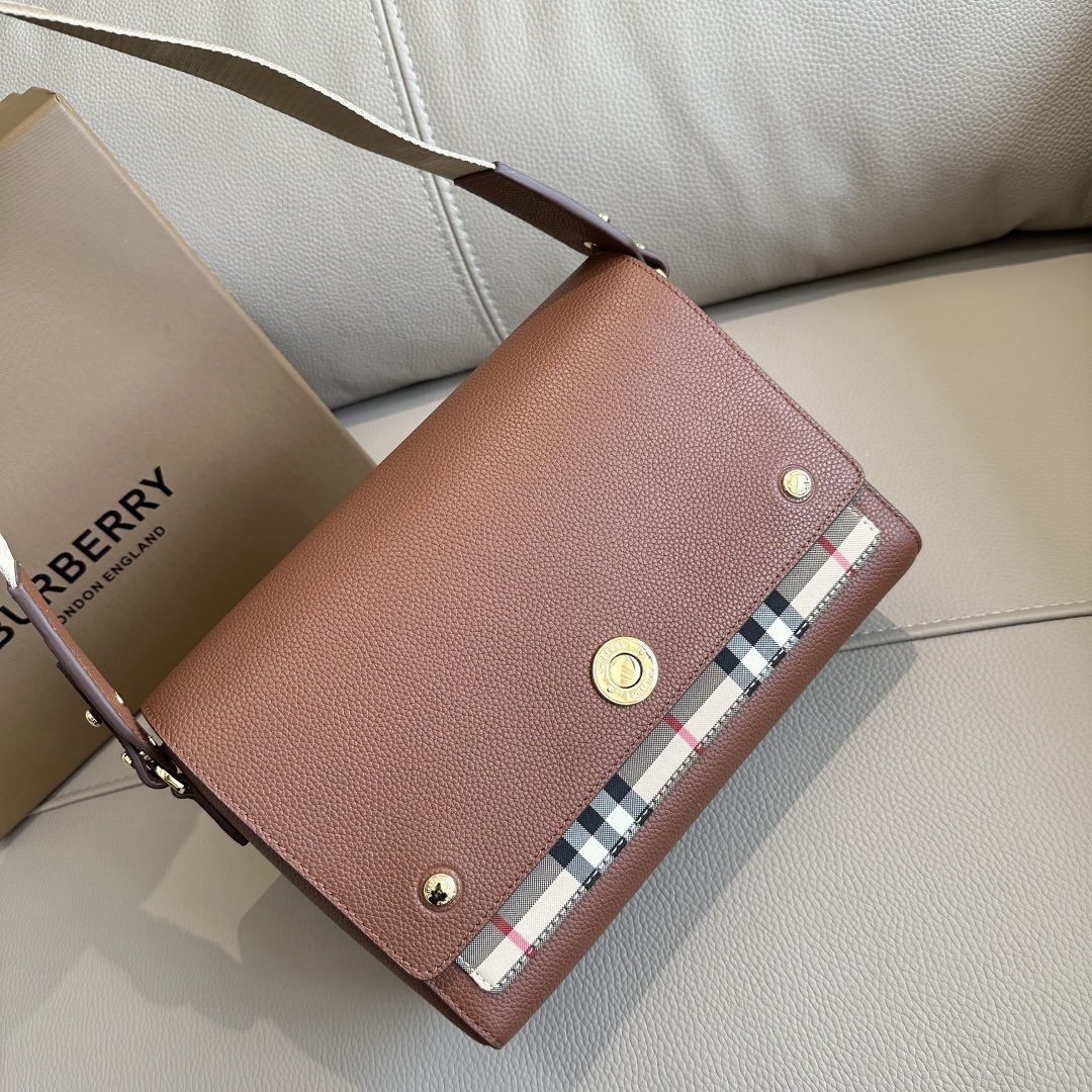 B家精巧字母寬肩帶斜跨包，選用粒紋皮革與 Vintage 復古格紋打造，設有徽鐫標刻按扣。搭配拆可式背帶，點綴花提精紡的品牌徽標。隨心變為換肩背包或手拿造包型。25 x 8.5 x 18cm🌟型號9061