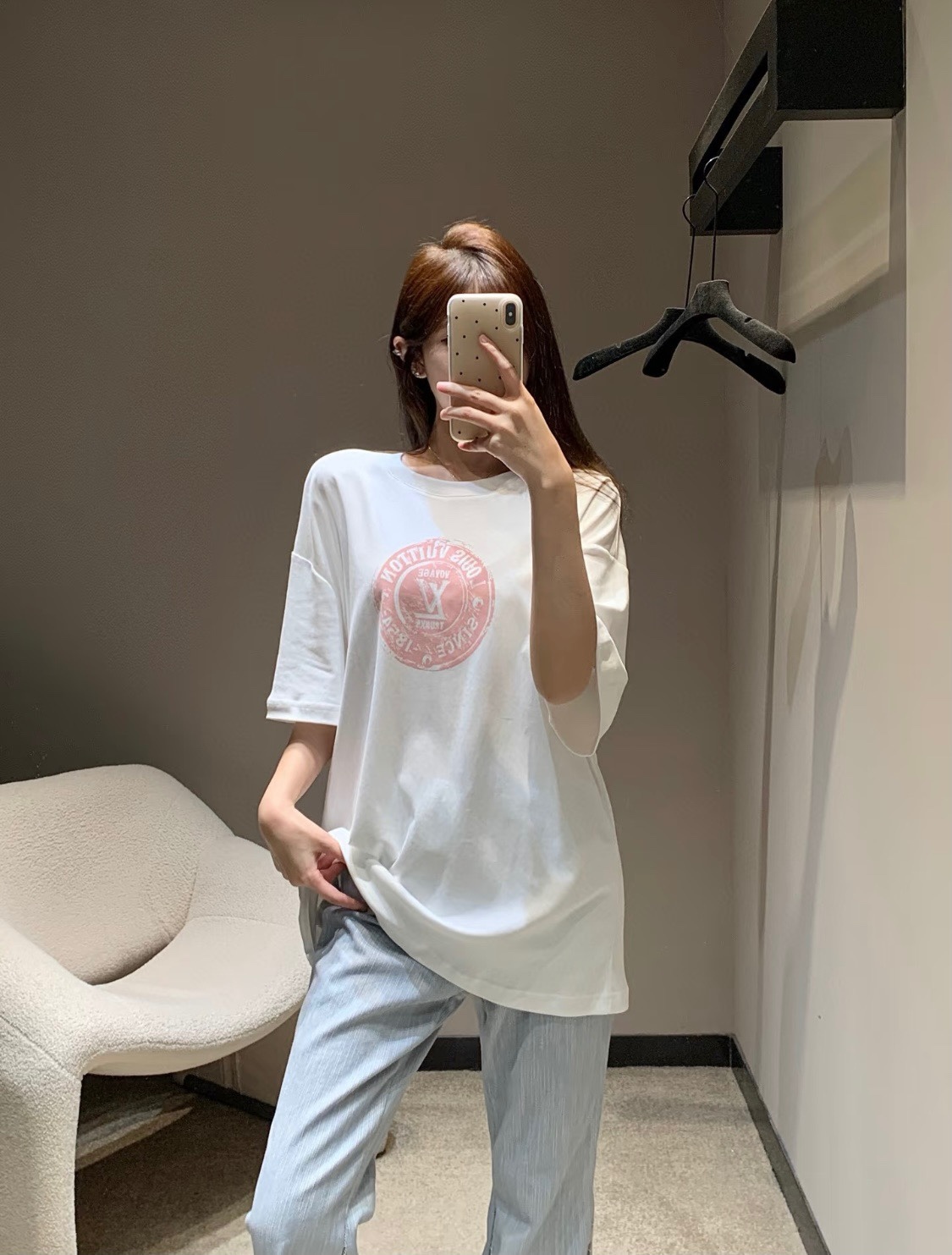 Louis Vuitton/路易威登 25ss 印章logo印花短袖
本款T恤以柔軟透氣的棉質針織裁出休閒廓形。胸前印章點綴多樣路易經典元素，涵蓋品牌創始年份，歌頌品牌的旅行與制箱傳承。

面料紗線支數為60支，屬於高支棉紗紗線細膩柔軟。單股結構使面料更輕盈透氣，雙面針織工藝，正反面紋理一致，面料結構緊密，彈性較好不易卷邊，觸感細膩適合貼身穿著。

TPU光油印花工藝，這是一種結合功能性材料與視覺效果的先進印花技術，尤其適用於提升面料的高端質感。印花用於增加光澤、立體感和特殊觸感，用於設計獨特