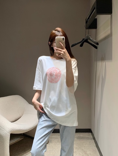 Louis Vuitton/路易威登 25ss 印章logo印花短袖
本款T恤以柔軟透氣的棉質針織裁出休閒廓形。胸前印章點綴多樣路易經典元素，涵蓋品牌創始年份，歌頌品牌的旅行與制箱傳承。

面料紗線支數為60支，屬於高支棉紗紗線細膩柔軟。單股結構使面料更輕盈透氣，雙面針織工藝，正反面紋理一致，面料結構緊密，彈性較好不易卷邊，觸感細膩適合貼身穿著。

TPU光油印花工藝，這是一種結合功能性材料與視覺效果的先進印花技術，尤其適用於提升面料的高端質感。印花用於增加光澤、立體感和特殊觸感，用於設計獨特