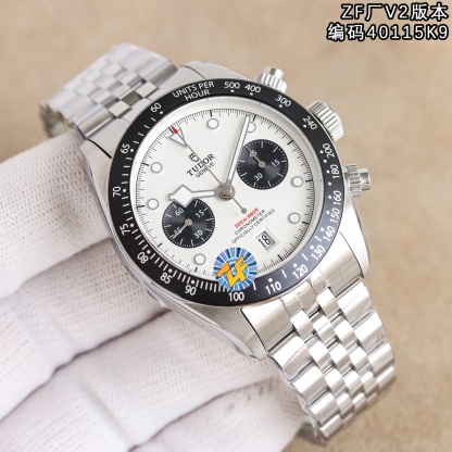 ZF新品—V2版本，帝舵全新碧灣計時型(Tudor ，腕表⌚️編碼40115K9，BlackBayChrono)腕表—經典元素與現代創新的精妙平衡,是真正意義上的“帝舵畢業款”。
🔥亮點🔥ZF是市場唯一一家日曆對版的廠家，日曆窗尺寸，日曆數字的字體和大小均與正品一致。
【表殼】ZF正品1:1開模41MM直徑採用316L精鋼表殼，表面拉絲和拋光工藝交交替處理，抗划痕性強，質感十足。配備起高工藝的黑色陽極氧化鋁測速計字外圈，旋入式表冠和密閉式底蓋，賦予腕表200米防水。
【錶盤】獨具匠心的錶盤設計