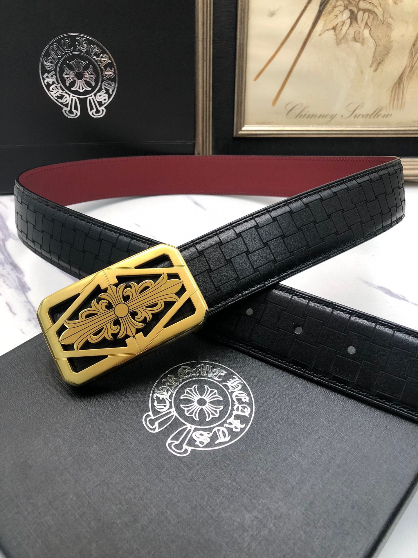 克羅星：原單頭層牛皮燙印花紋面，內襯頭層小牛皮底，搭配原單自動扣，可裁剪的自動帶，此款腰帶面雙採用意大利原定廠制進口牛皮帶身 ，對專版櫃足寬3.5