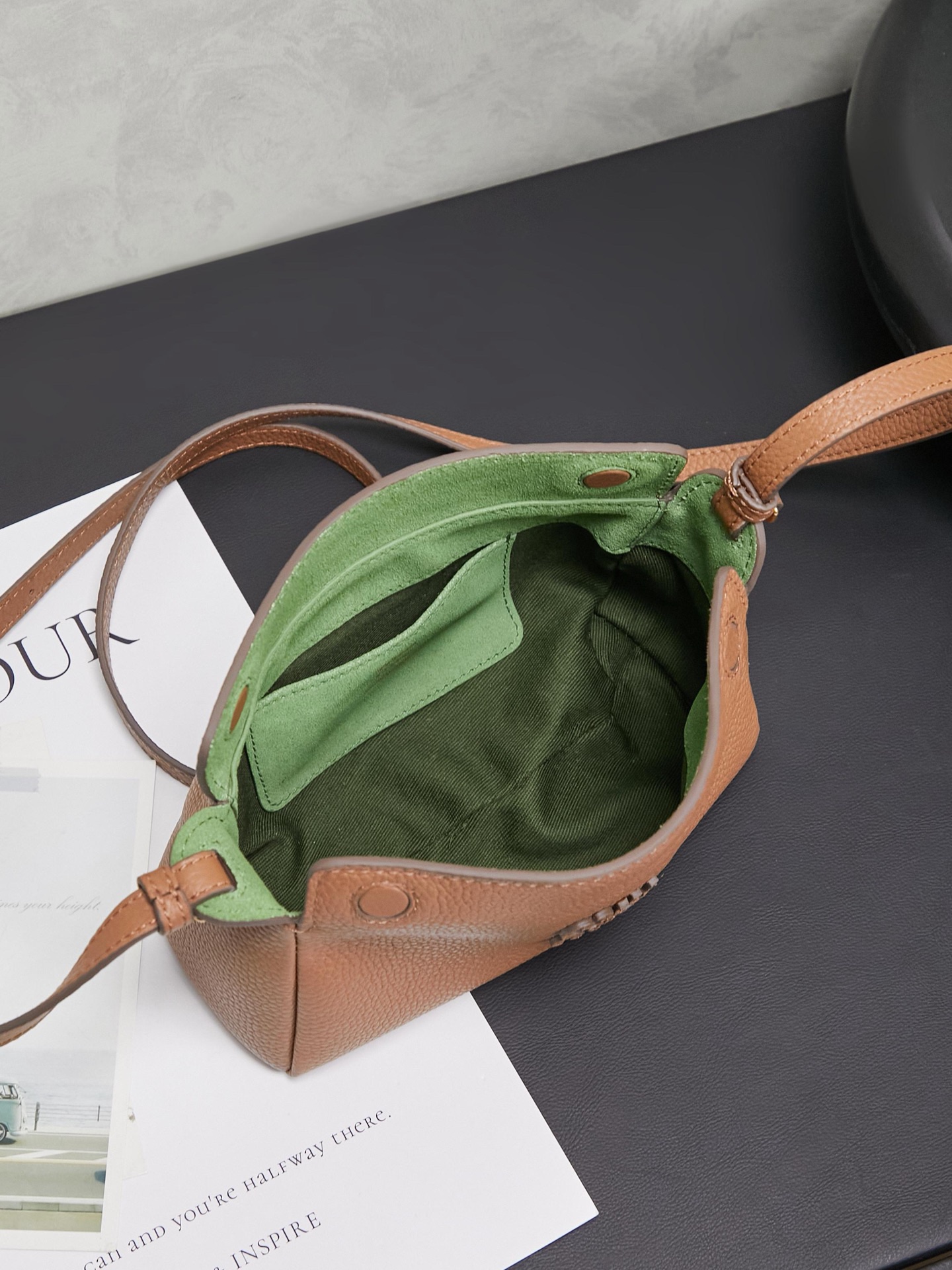 MiuM新品法棍包，这款单肩包延续经典设计，采用轻薄填充皮革设计，别具一格，顶级小牛皮材质，新标logo金属锁扣，正面翻盖开合，风格百变多样，精致优雅，随性慵懒，日常休闲，上班通勤，怎么搭都好看