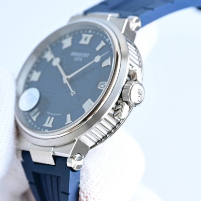 CF新品發佈會，寶璣-Breguet
航海MARINE航海系列5517款腕表，航海天文鐘的起源作品，“時計本是兵家利器”說的就是這款腕表，鐘錶界的巨作。工廠全面抄寫原裝數據，98%還原殼型字面，彰顯原裝優雅硬朗的氣質，原裝同款777A自動機械機芯，鐫刻獨立編號與寶璣先生簽名。直徑40毫米。正反均為藍寶石防刮玻璃，旋入式防水錶冠。實測防水深度100米。搭配飾有太陽放射紋錶盤，配裝進口天然橡膠錶帶，以零頭的價格給您帶來原裝超值體驗。