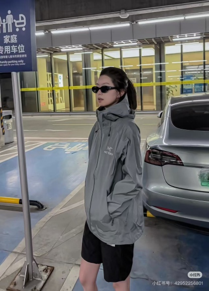 🔝ARC‘TERYX 始祖鳥 BETA LT戶外防水硬殼衝鋒衣
市場獨家全溢膠版本 一比一細節還原
YB四次壓膠工藝 整衣3D立體仿生學設計衣長臂彎 TRI-DURANCE防水防雨面料 自行區別市面先行版本 原包裝原標 全套輔料定制 整衣 腋下YKK雙向拉鍊 五金全部開模定制
R1 SIZE：S-XXL