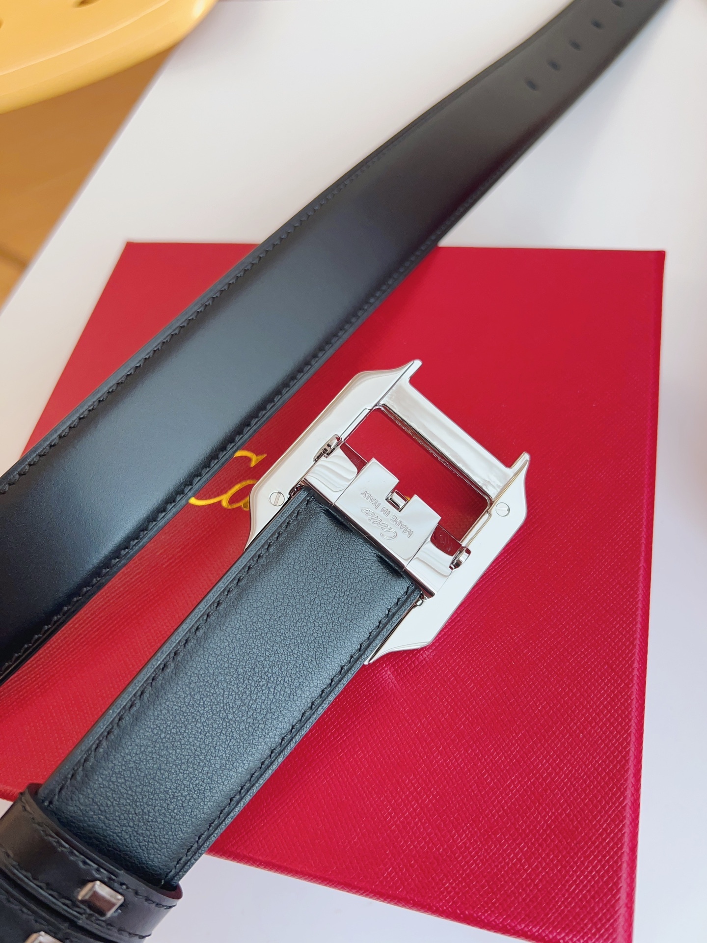 
Cartier（卡地亞）憑借匠心傑作展現與眾不同的美感，融合精湛工藝與經典設計，演繹雋永風格；瀟灑不羈，果敢獨立！此款式易搭配服飾；休閒正裝兩相宜。皮帶寬度：35mm