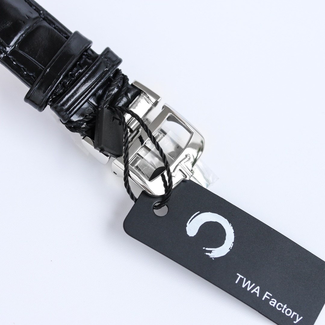 積家 北宸系列 Geographic WT“全球限量版”地理學家世界時腕表採用藍黑漸變色與全黑色錶盤 腕表的凸緣顯示全球24個時區 成為行動派男士旅行期間的可靠搭檔  佩戴者可透過10時位置的表冠設定 尺寸43mm表殼 316L鋼殼 搭配拱“鍋蓋”鏡面 採用亞洲機芯復刻版：936A/1自動上鏈 技術無與倫比 城市名部分以乳白色為基底 2時位置的日曆顯示 6時位置的第二時區顯示和10時位置的動力儲存顯示副錶盤飾以太陽放射狀飾紋 進口牛皮 升級版原裝折疊扣 精緻推薦男士多功能機械腕表