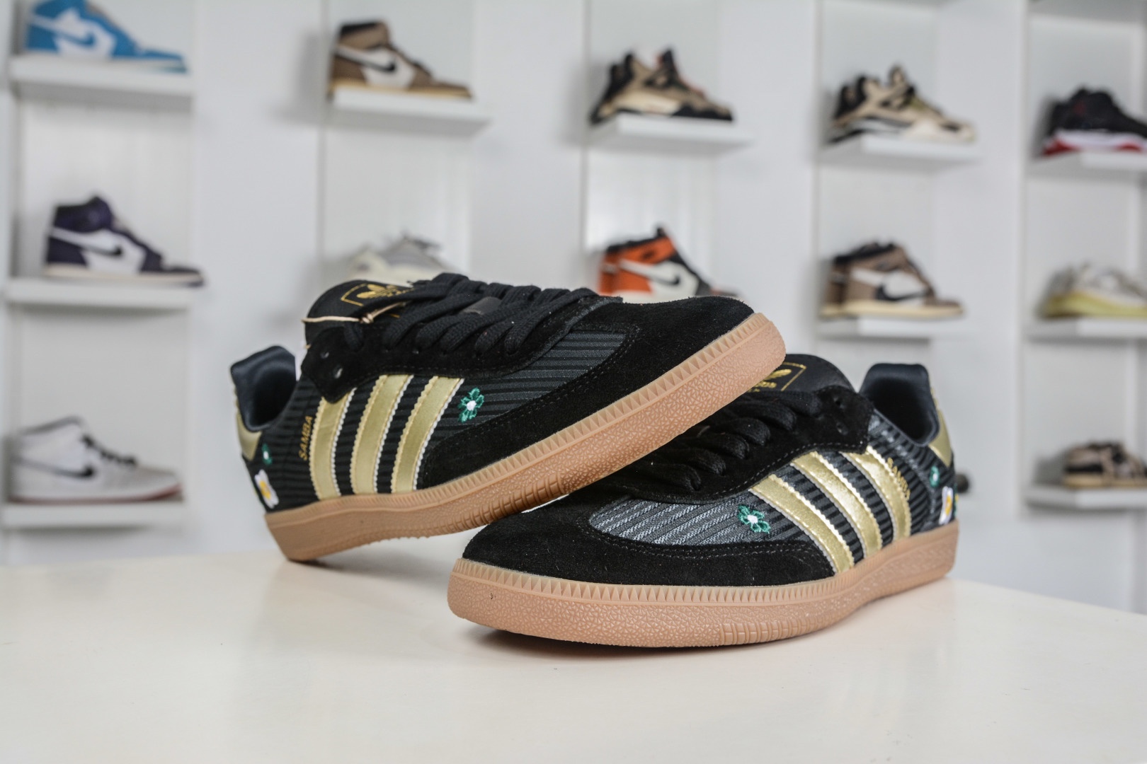 adidas originals SAMBA OG W 此款鞋延續了橡膠外底和經典款式的傳統。
貨號：IH1331
Size：35 36 36.5 37 38 38.5 39 40 40.5 41 42 42.5 43 44 44.5 45
