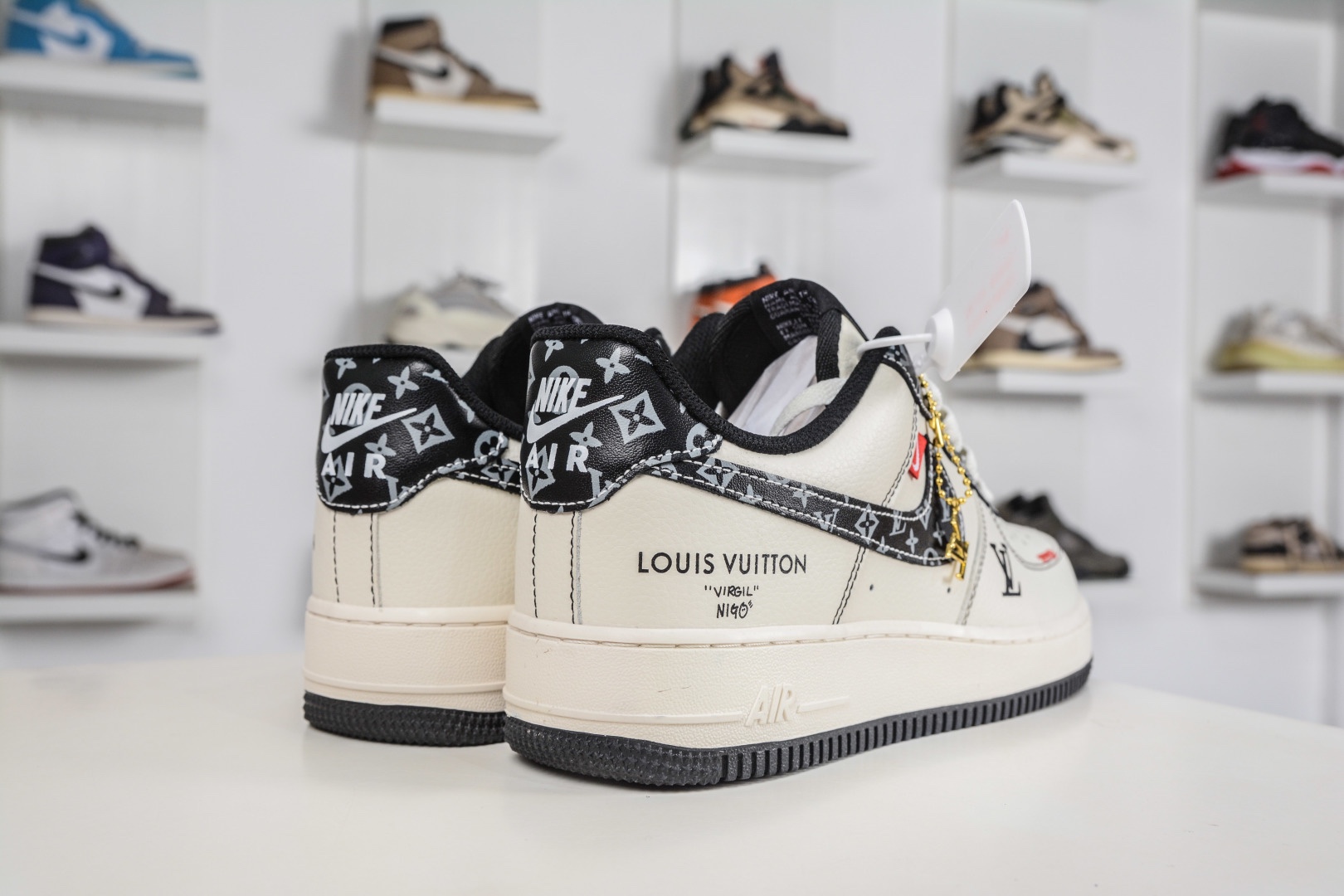 Nike Air Force 1 Low 07 x Louis Vuitton LV聯名-米白黑 
貨號:LV2288 002
Size：36 36.5 37.5 38 38.5 39 40 40.5 41 42 42.5 43 44 44.5 45