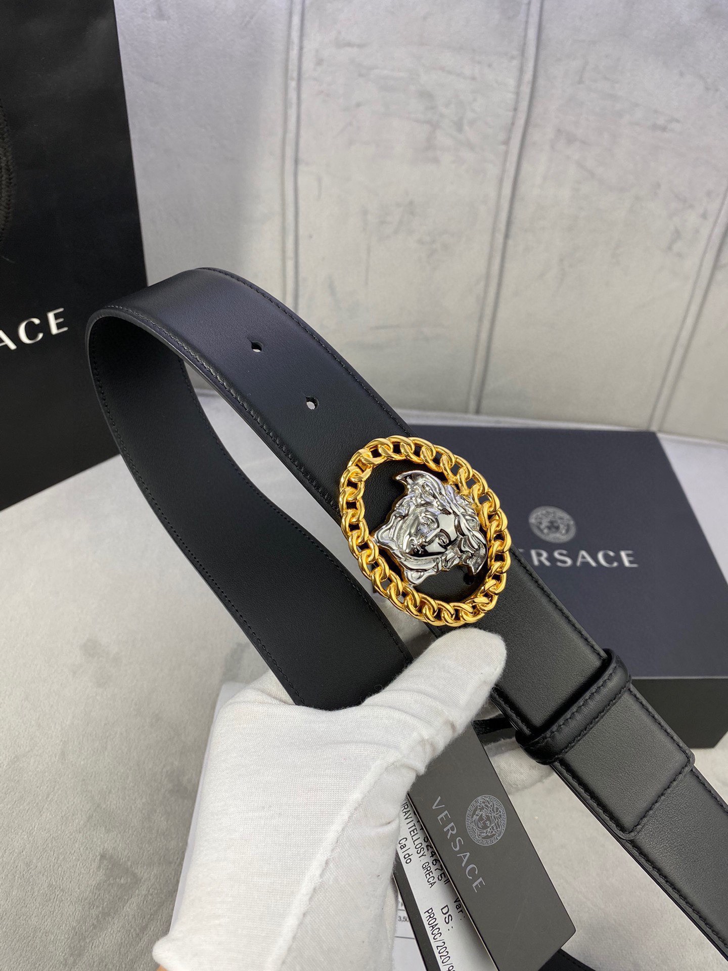 寬度3.8cm VERSACE（範思哲）此款平面皮帶採用小牛皮製成，配有一枚真空電鍍美杜莎頭像腰帶扣，採用穿孔閉合。