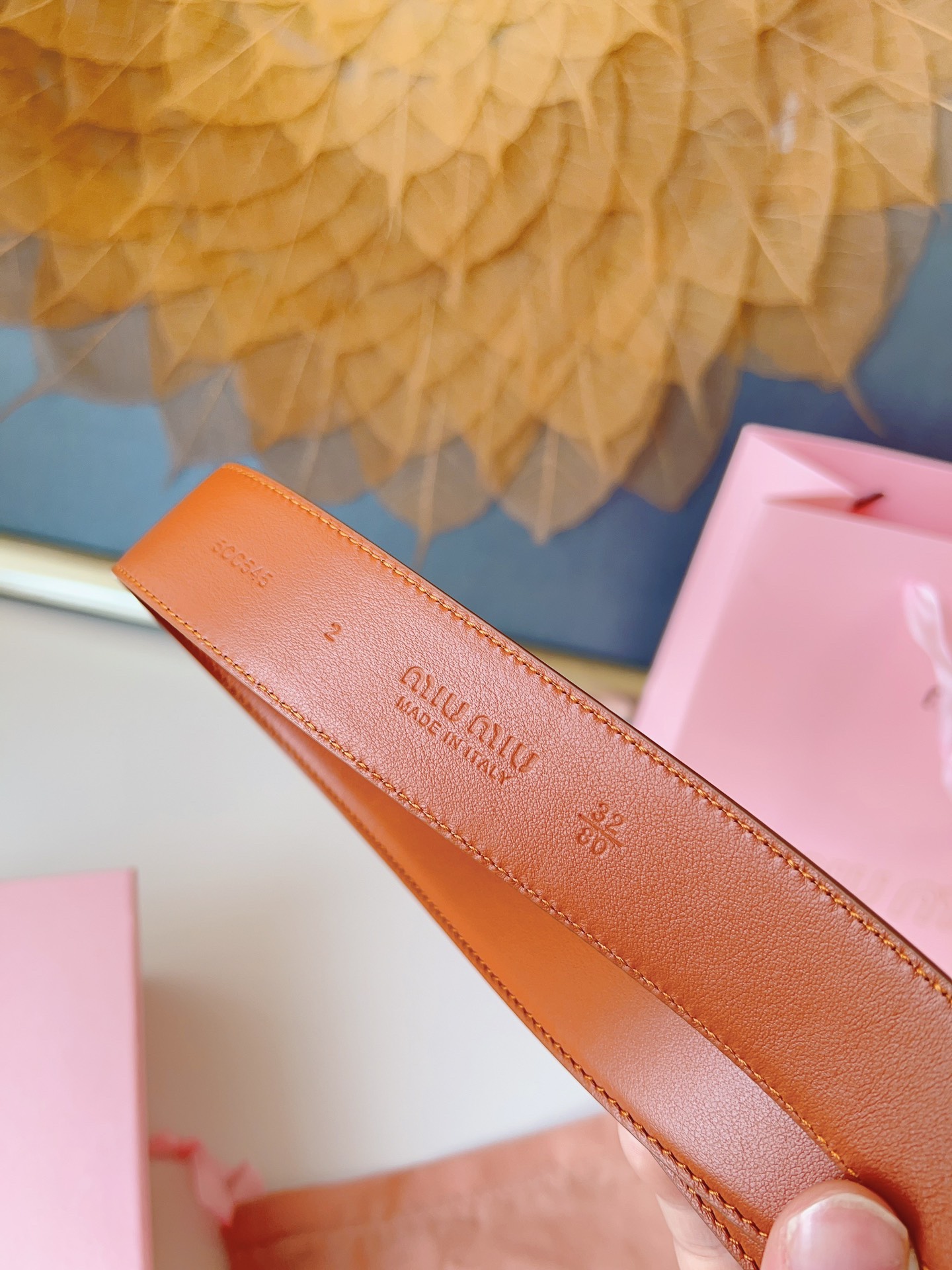 这款皮革腰帶設計簡約而優雅，腰帶環伴以Miu Miu徽標。雙面進口小牛皮 金屬搭扣 腰帶環飾激光雕刻徽標 寬度: 3.5cm
