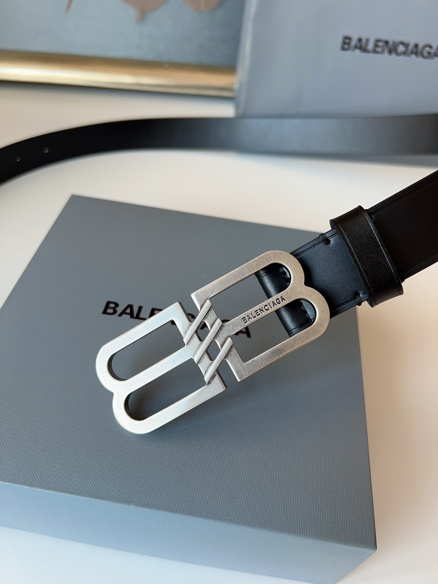 巴黎世家（Balenciaga）寬度3.0cm 是法國的奢侈品牌，作為時尚界最具影響力品牌之一的地位。設計師源於：都市時尚潮流獨特的設計風格，採用進口小牛皮製作；搭配純銅復古五金，使其更具魅力。值得擁有的百搭精品！