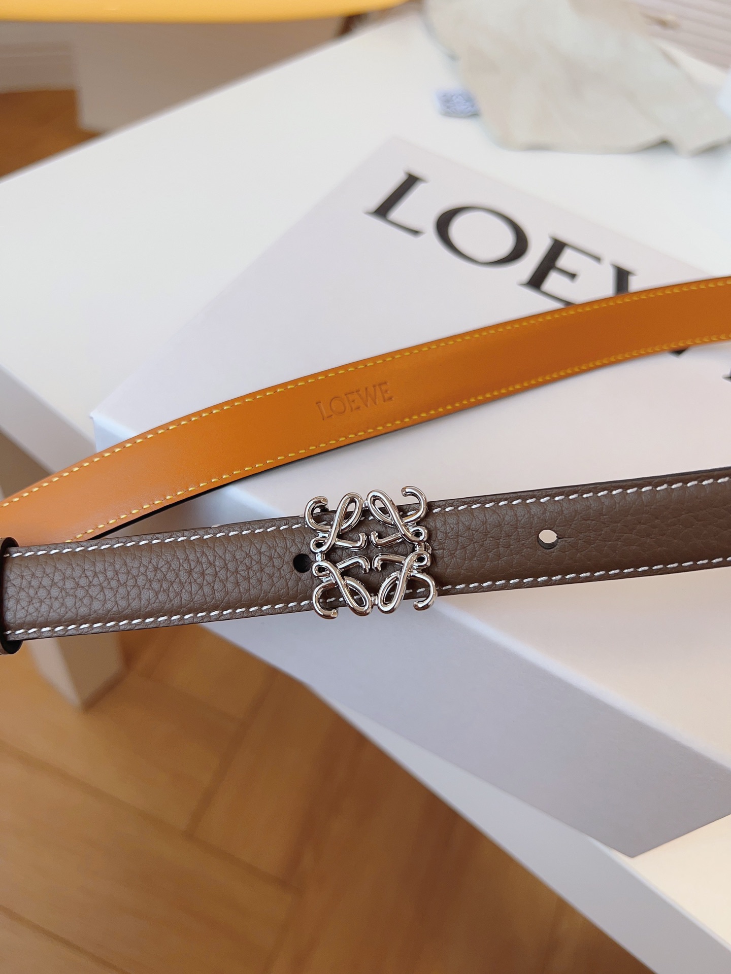 
Loewe 羅意威 經典粒面小牛皮，極簡風格的搭配，腰帶早已不是勒緊褲腰的工具，而是提升衣品，畫龍點睛的飾品；此款腰帶易搭配服飾。皮帶寬度：2.0cm