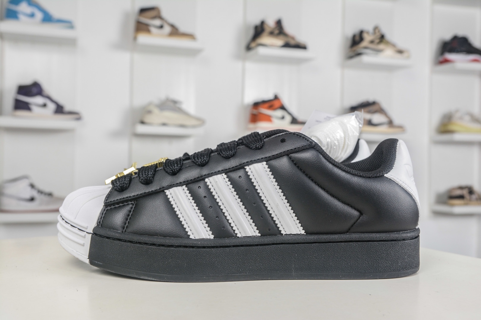 Adidas Superstar 2 ST 麵包鞋 3.0貝殼頭低幫休閒板鞋 
貨號: JR7444
尺碼：35 36 36 36.5 37 38 38.5 39 40 40.5 41 42 42.5 43 44 44.5 45