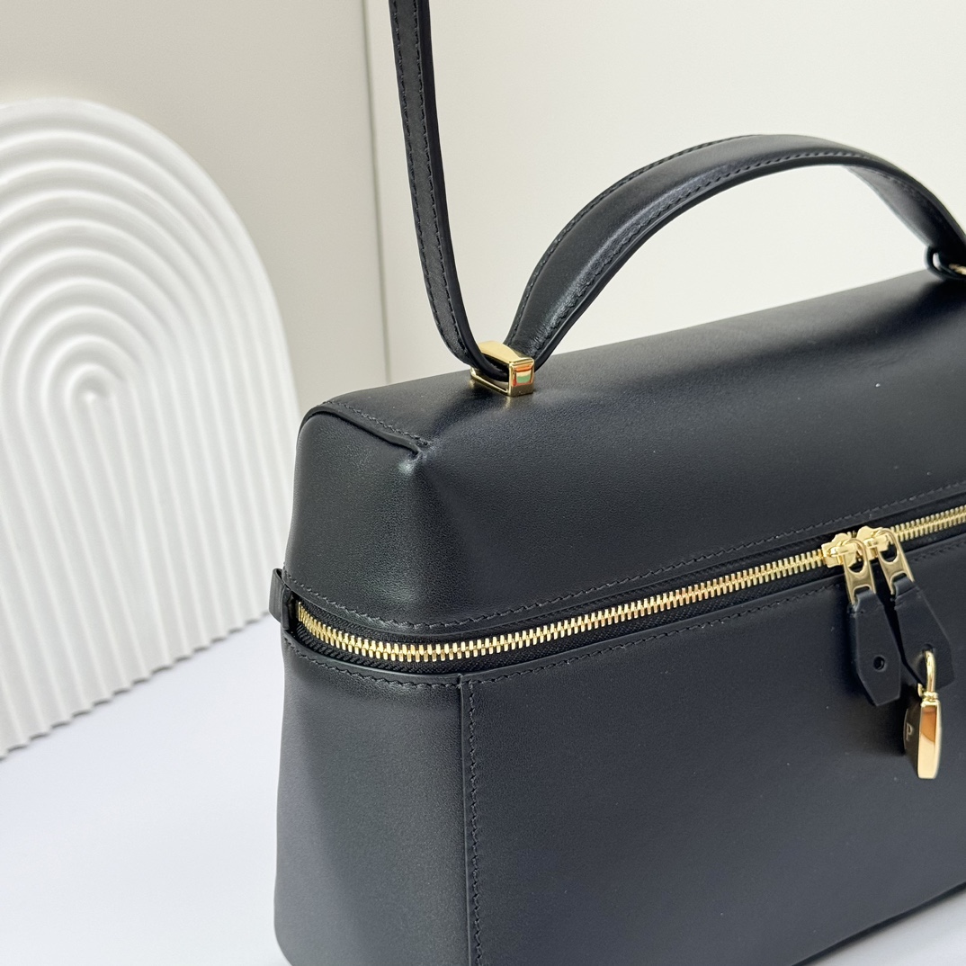 𝓛𝓸𝓻𝓸 𝓟𝓲𝓪𝓷𝓪 諾悠翩雅
𝑬𝒙𝒕𝒓𝒂 𝑩𝒂𝒈 𝑳𝟐𝟕 
寬開口加大容量斜挎包，包型設計更立體更有型，包身採用進口原廠小牛皮，手感柔軟而獨特，包包內部結構多了內袋。雙向加長拉鍊開合，配有My Charms金色金屬掛飾（LP特級純鋼五金配件）
size：27*16*10釐米
配全套專櫃禮盒包裝🎁