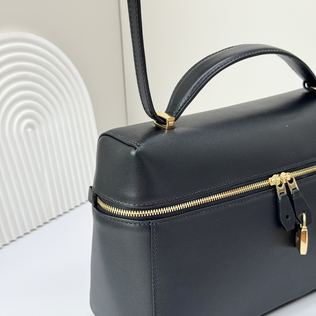 𝓛𝓸𝓻𝓸 𝓟𝓲𝓪𝓷𝓪 諾悠翩雅
𝑬𝒙𝒕𝒓𝒂 𝑩𝒂𝒈 𝑳𝟐𝟕 
寬開口加大容量斜挎包，包型設計更立體更有型，包身採用進口原廠小牛皮，手感柔軟而獨特，包包內部結構多了內袋。雙向加長拉鍊開合，配有My Charms金色金屬掛飾（LP特級純鋼五金配件）
size：27*16*10釐米
配全套專櫃禮盒包裝🎁