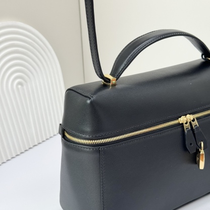 𝓛𝓸𝓻𝓸 𝓟𝓲𝓪𝓷𝓪 諾悠翩雅
𝑬𝒙𝒕𝒓𝒂 𝑩𝒂𝒈 𝑳𝟐𝟕 
寬開口加大容量斜挎包，包型設計更立體更有型，包身採用進口原廠小牛皮，手感柔軟而獨特，包包內部結構多了內袋。雙向加長拉鍊開合，配有My Charms金色金屬掛飾（LP特級純鋼五金配件）
size：27*16*10釐米
配全套專櫃禮盒包裝🎁