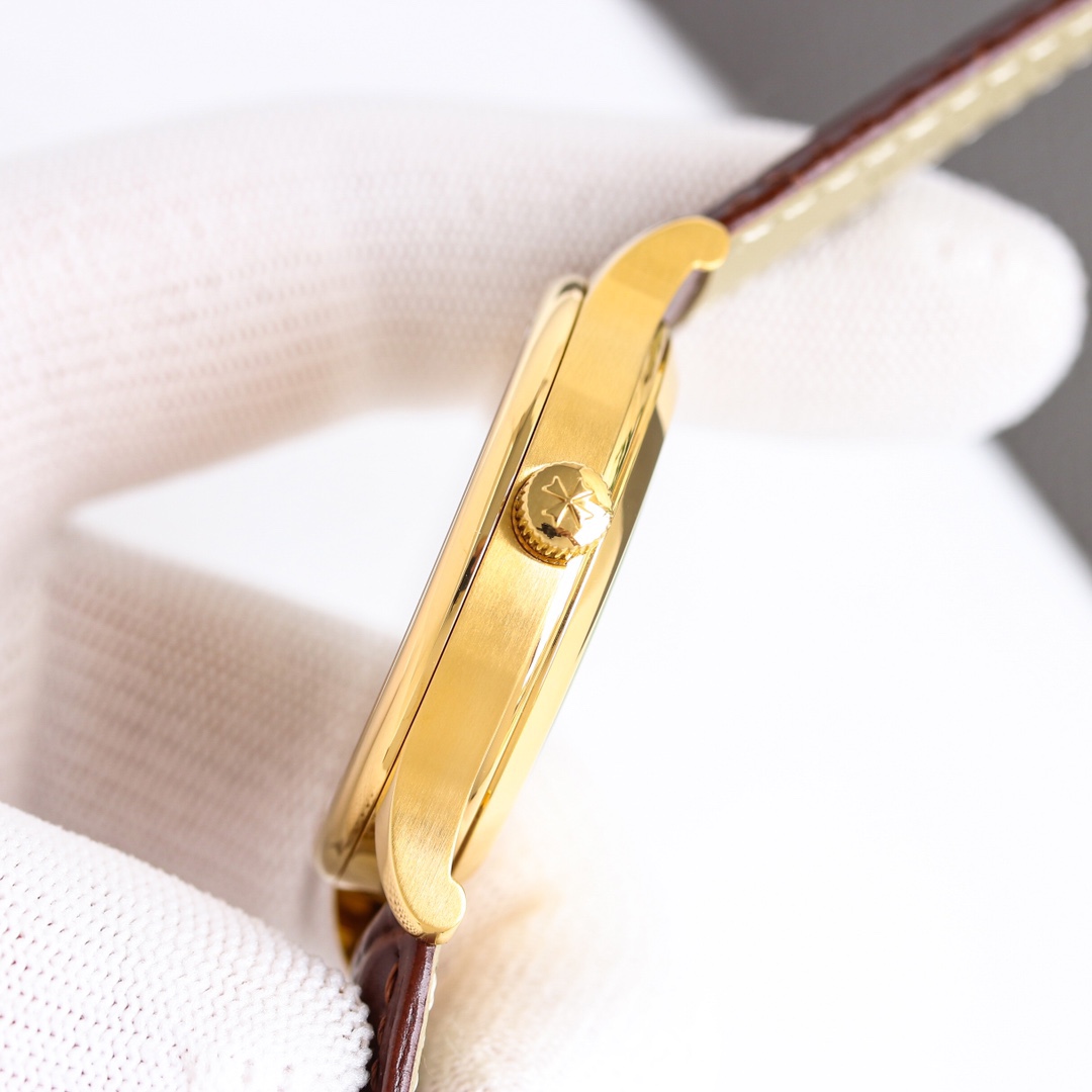 
江詩丹頓傳承系列腕表火爆上市！🔥簡雅大方，完美結合，讓你感受優雅紳土氣息！[禮物]該表搭載原裝進口9015超薄機芯，每小時振頻28800次，性能穩定，零返修！表殼： 釆用316 精鋼，藍寶石玻璃鏡面！🎖搭配意大利真皮錶帶原裝扣，直徑：40 mm，超強防水，簡潔大氣，高端品質，適合各種商務場合，送禮首選！