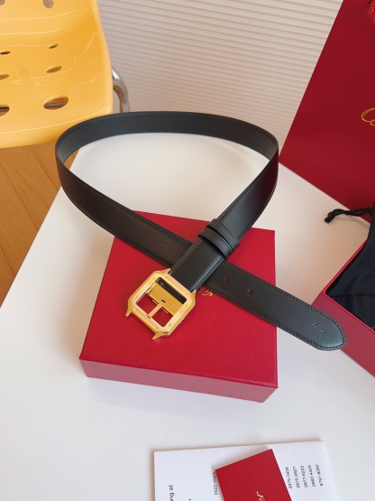 
Cartier（卡地亞）憑借匠心傑作展現與眾不同的美感，融合精湛工藝與經典設計，演繹雋永風格；瀟灑不羈，果敢獨立！此款式易搭配服飾；休閒正裝兩相宜。皮帶寬度：35mm