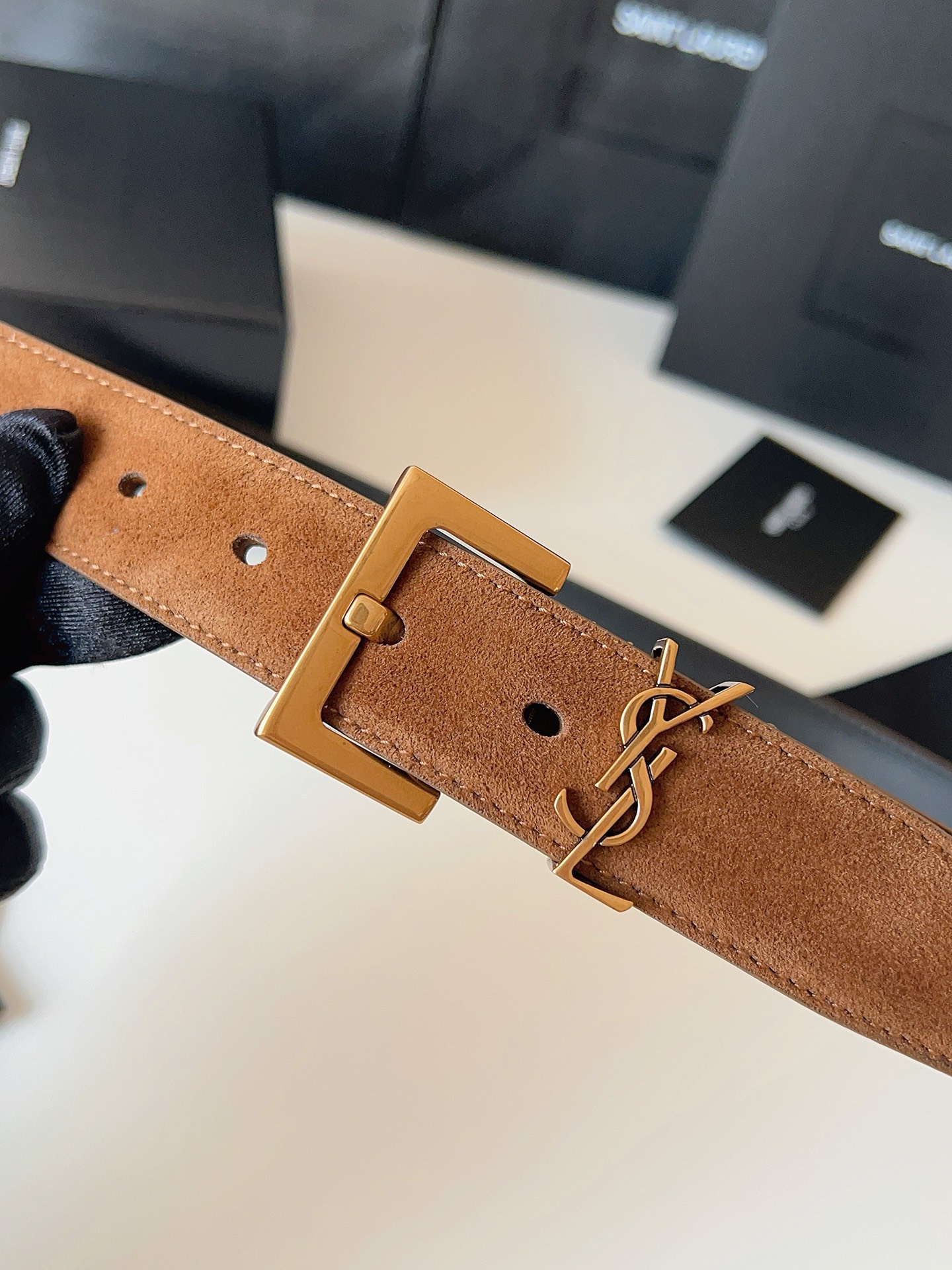 
ysl聖羅蘭2026女士新款腰帶，冬季爆款絨面原版皮，方形搭扣配以ysl標識腰帶環，女士冬季必備款，寬度3.0cm