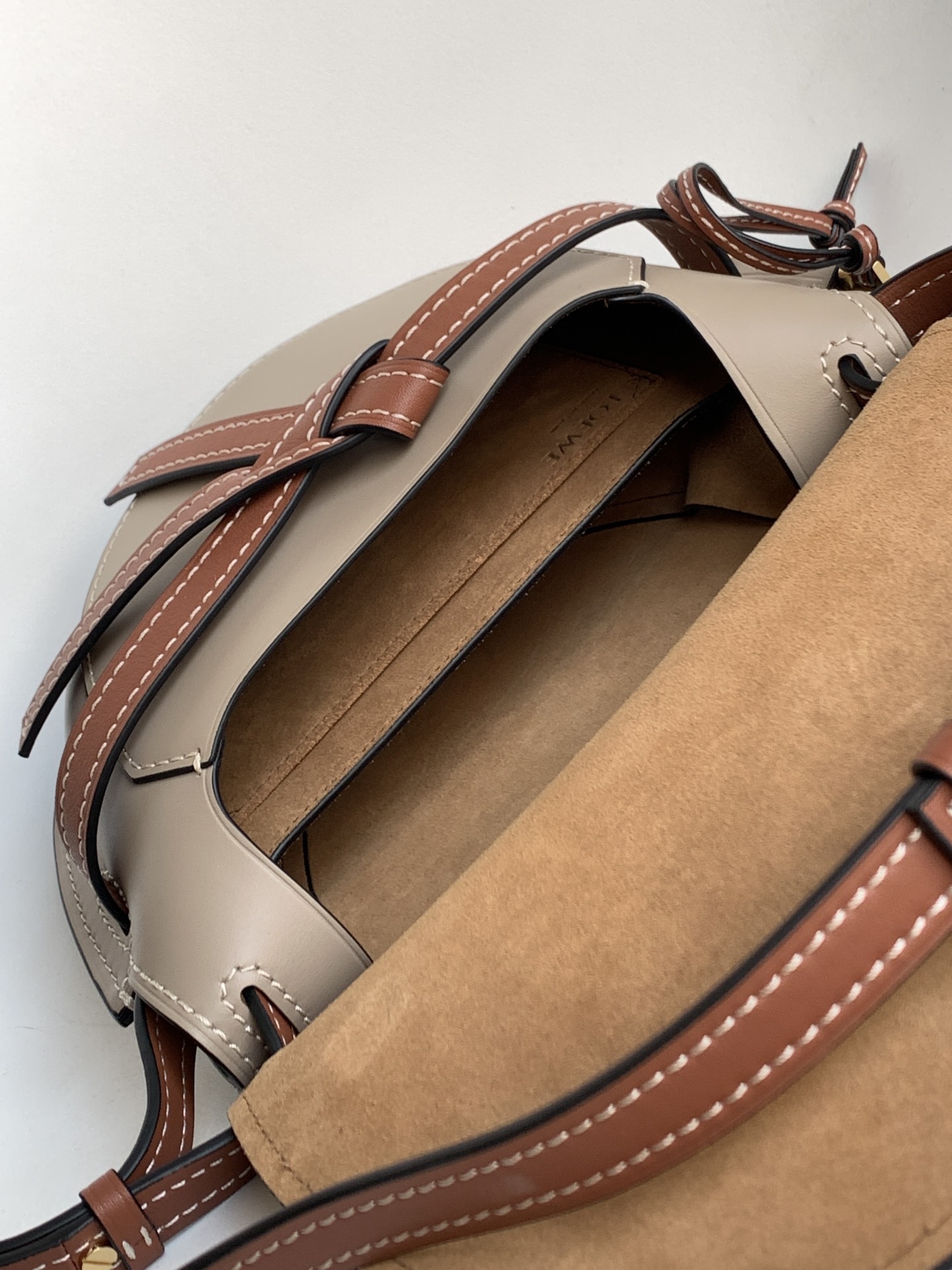 L⊚℮w℮🌟 🔥全新小號Gate到貨👏
羅家新版馬鞍包👍包身採用柔軟牛皮革精制而成💋可拆卸肩帶*單肩、斜挎、腰包、胸口懸掛💋性感垂墜皮革條和蝴蝶結前束*帶品牌精緻logo 的子彈頭式黃銅插鞘*小牛皮包身、內部是麂皮、兩個隔層，一個卡袋！磁扣吸合設計，細膩平面牛皮搭配內里磨砂皮💋
size:20*19*11.5 cm  型號：011820
配全套包裝