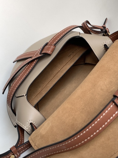 L⊚℮w℮🌟 🔥全新小號Gate到貨👏
羅家新版馬鞍包👍包身採用柔軟牛皮革精制而成💋可拆卸肩帶*單肩、斜挎、腰包、胸口懸掛💋性感垂墜皮革條和蝴蝶結前束*帶品牌精緻logo 的子彈頭式黃銅插鞘*小牛皮包身、內部是麂皮、兩個隔層，一個卡袋！磁扣吸合設計，細膩平面牛皮搭配內里磨砂皮💋
size:20*19*11.5 cm  型號：011820
配全套包裝