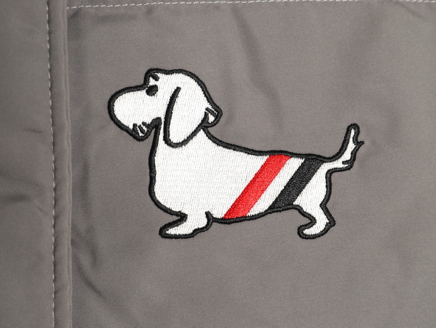 THOM BROWNE/湯姆布朗TB 四槓小狗長款羽絨服
採用進口90鴨絨填充 內外里加雙層內膽不會跑毛 高密度防風抗寒功能性面料 手感柔軟舒適  工藝更是精湛 嚴防鑽絨 採用國際先進的真空充絨技術 增加空氣隔層 不損傷羽線 能保持羽原有的柔軟性、彈性及手感 將羽絨的保暖性發揮到最佳！
N Size：S-M