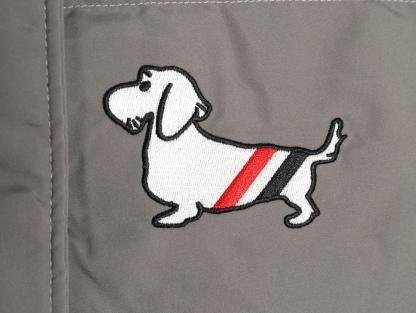 THOM BROWNE/湯姆布朗TB 四槓小狗長款羽絨服
採用進口90鴨絨填充 內外里加雙層內膽不會跑毛 高密度防風抗寒功能性面料 手感柔軟舒適  工藝更是精湛 嚴防鑽絨 採用國際先進的真空充絨技術 增加空氣隔層 不損傷羽線 能保持羽原有的柔軟性、彈性及手感 將羽絨的保暖性發揮到最佳！
N Size：S-M