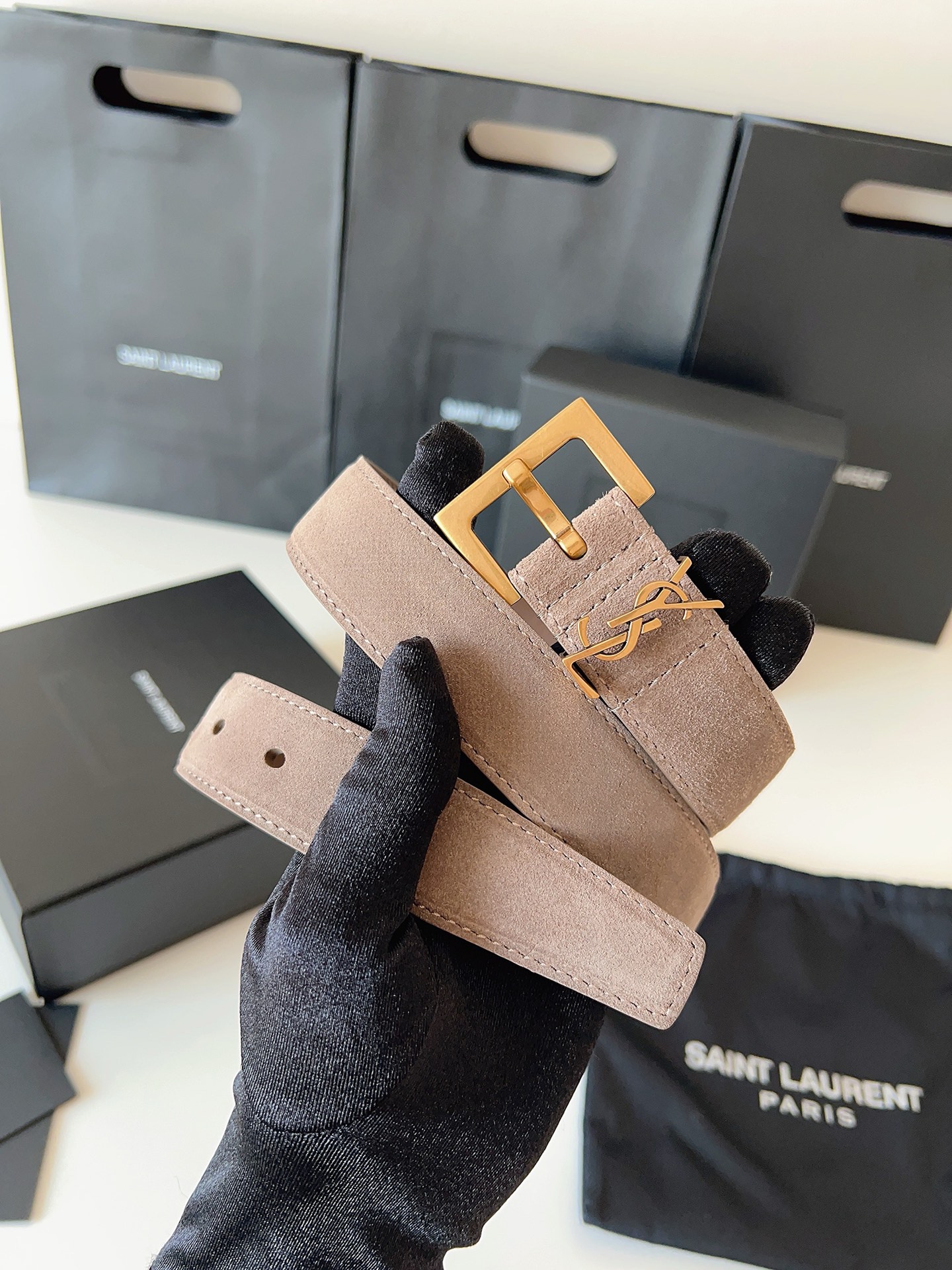 
ysl聖羅蘭2026女士新款腰帶，冬季爆款絨面原版皮，方形搭扣配以ysl標識腰帶環，女士冬季必備款，寬度3.0cm