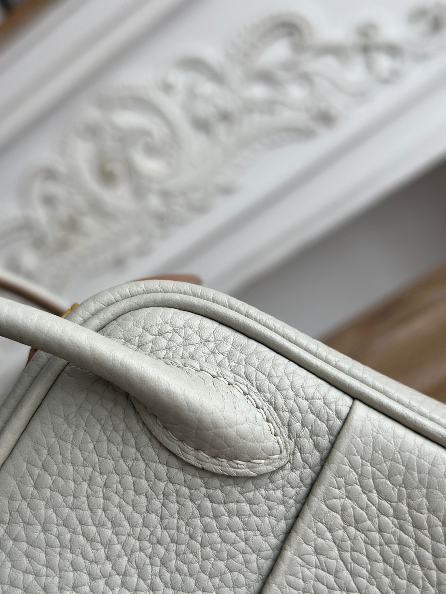 琳迪lindy 19cm	
Tc皮 蜜蠟線半手工縫製
lindy19保留了琳迪包所有細節的完整設計，側口袋、拉鍊等全部都是經典的設計√
這只小可愛暴擊了多少人的少女心