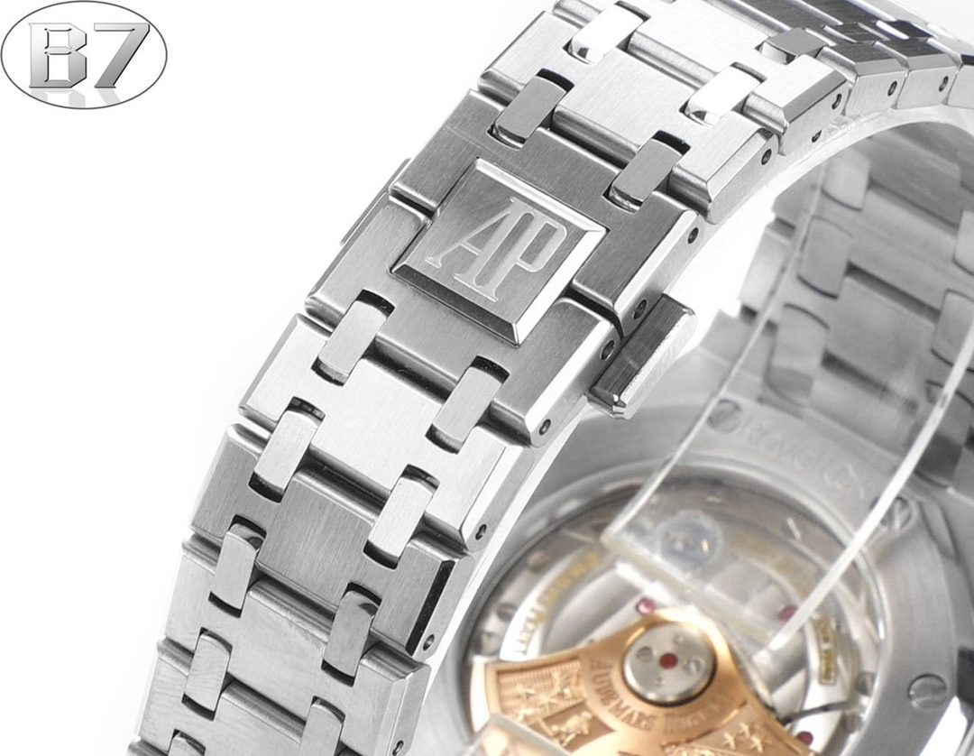 B7  Factory
AP愛彼 女款愛彼皇家橡樹 剔除機芯甲板多餘部分，使之變得更加鏤空——成就鋼表巔峰—— 實力演繹 衛冕“鋼”王！【6大精妙之處】1.正品拆解開模，尺寸為37毫米與正品一致！2.完美還原正品表殼的每一處細節，盡顯正品“稜角分明 堅毅果敢”的陽剛氣質。3.鋼帶的做工無可挑剔，比市面上任何鋼帶表做工均要更上一層樓，鋼帶頭粒和表頭銜接的“緩衝帶”的鬆緊程度與正品一模一樣。4.自動陀的與原裝致敬，是市面唯一做到顏色於原裝一致的版本（市面一般版本均偏紅）其上的ap族徽雕刻獨一無二。