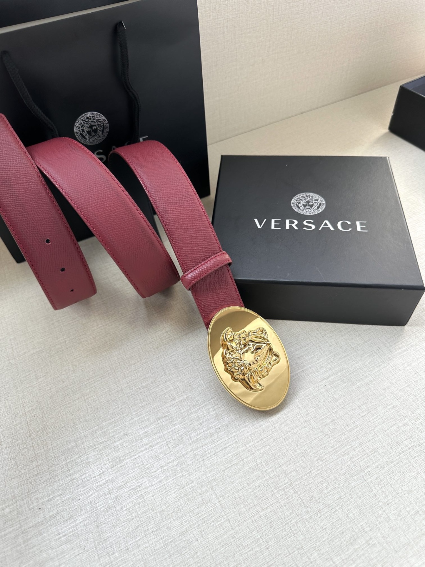 寬度：4.0cm （範思哲） 此款橢圓五金配件、腰帶飾有標誌性的Versace美杜莎頭像扣，彰顯品牌格調。是一款精美的衣櫥必備單品。