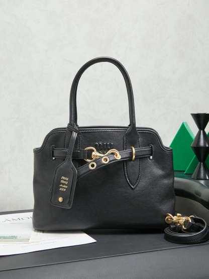 Aventure包袋展现出简约随性的魅力。重新诠释经典线条，这款柔软的Nappa变体展现出多功能和实用的态度，并通过精致独特的细节得到提升。aventure nappa皮革手袋灵感源自miu典藏设计，结构经过调整，变得更加轻便，焕发全新个性，饰以压花字母徽标，增添标志性元素，复古金色五金配件，亚麻混纺衬里，配拉链口袋和贴袋，长手腕适合用作手提或单肩
