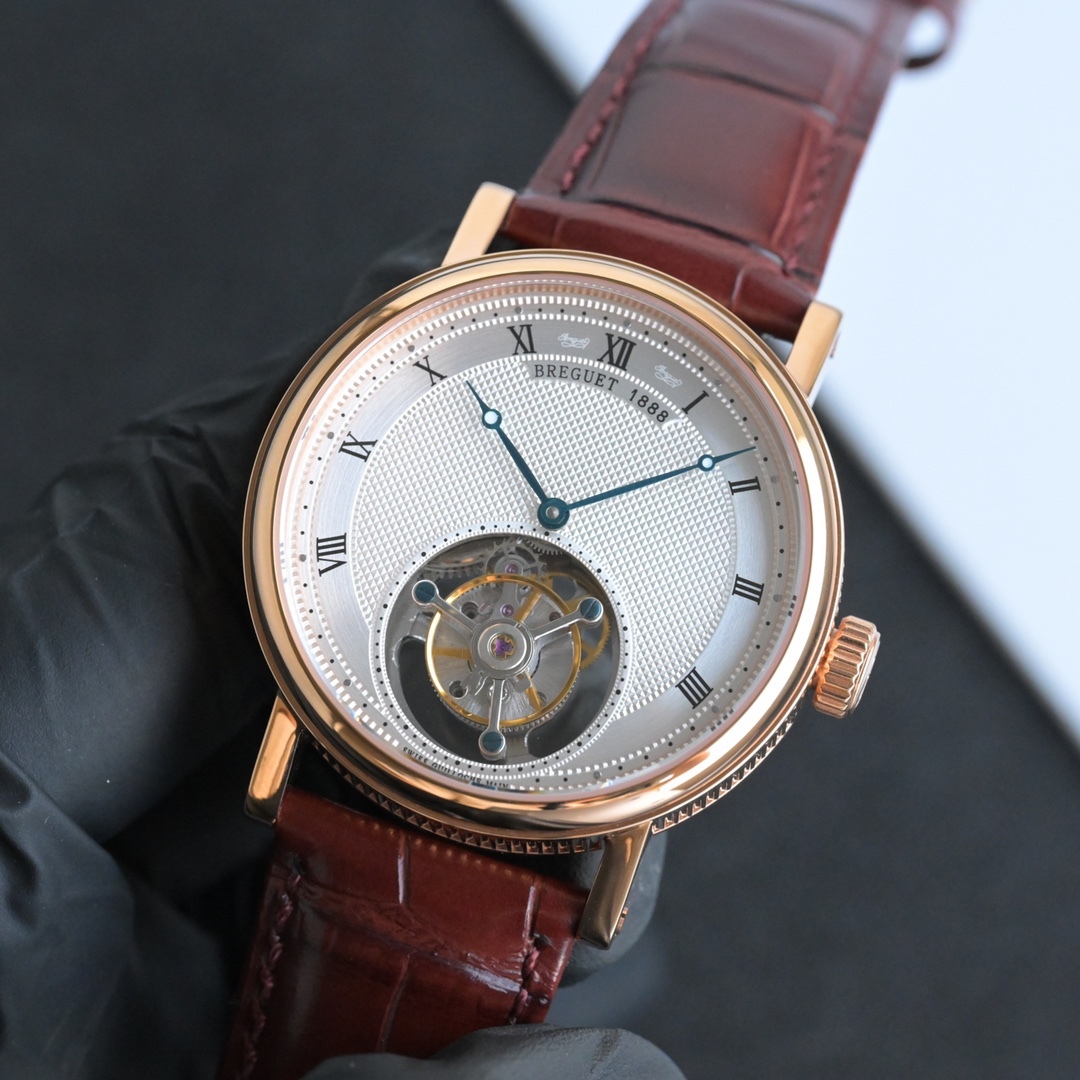 224年前，阿伯拉罕-路易·寶璣先生在他所創立的巴黎鐘錶堤岸制表工坊中，創造了制表史上令無數人贊嘆的陀飛輪調速裝置。這一無比複雜的精密機構彰顯了寶璣先生卓然超群的遠見與創想，時至今日仍對高級制表業有著重要意義。至今，陀飛輪的作用和意義已不僅是提高走時的精准度，而是譜寫了制表領域的輝煌篇章。寶璣陀飛輪時計臻品在百年徵程中不斷創新，超越自我，集精湛機械製造技藝與深厚美學原理於一身，創制出演繹複雜迷人的機械世界。腕表的表冠上刻有著名的寶璣品牌標誌，從側面我們可以看到表王寶璣著名的錢幣紋飾，代表著溫文爾雅